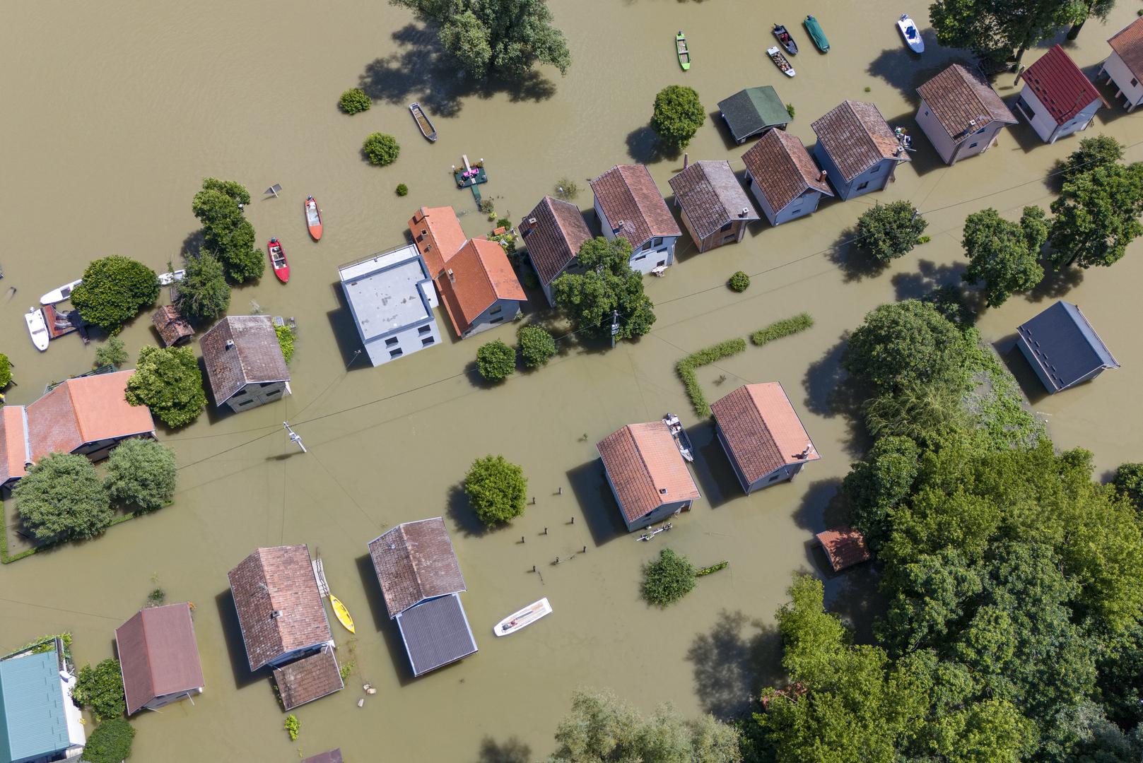 Vodostaj Dunava kod Batine nastavlja rasti iz sata u sat, prijeteći sve većom poplavom. 