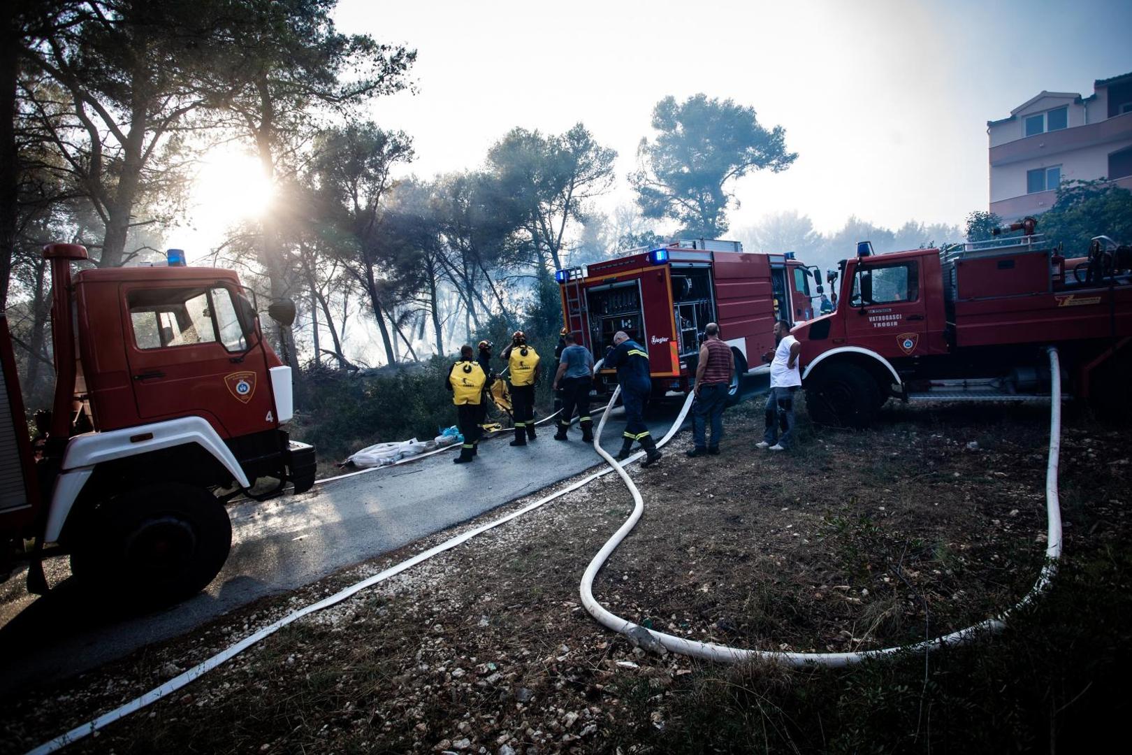 13.09.2020., Otok Ciovo - Vatrogasci gase pozar koji je u popodnevnim satima buknuo pored kuca na otoku Ciovu.
Photo: Milan Sabic/PIXSELL