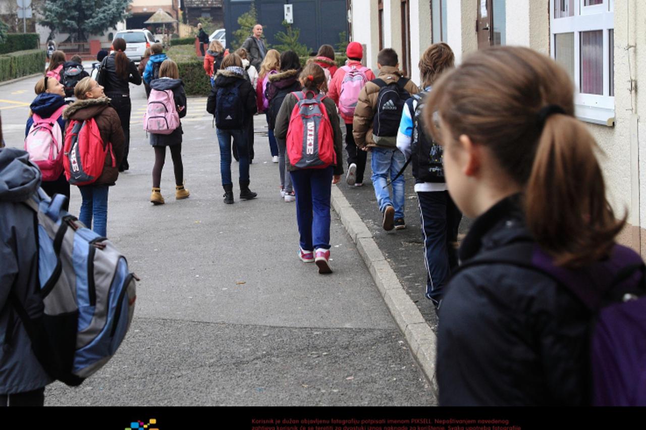 '27.10.2011., Dugo Selo - Policija je izvijestila da su dojave o crnom kombi vozilu iz kojeg navodno vrbuju djecu neutemeljene. Djeca iz Osnovne skole Josip Zoric. Photo: Zeljko Hladika/PIXSELL'