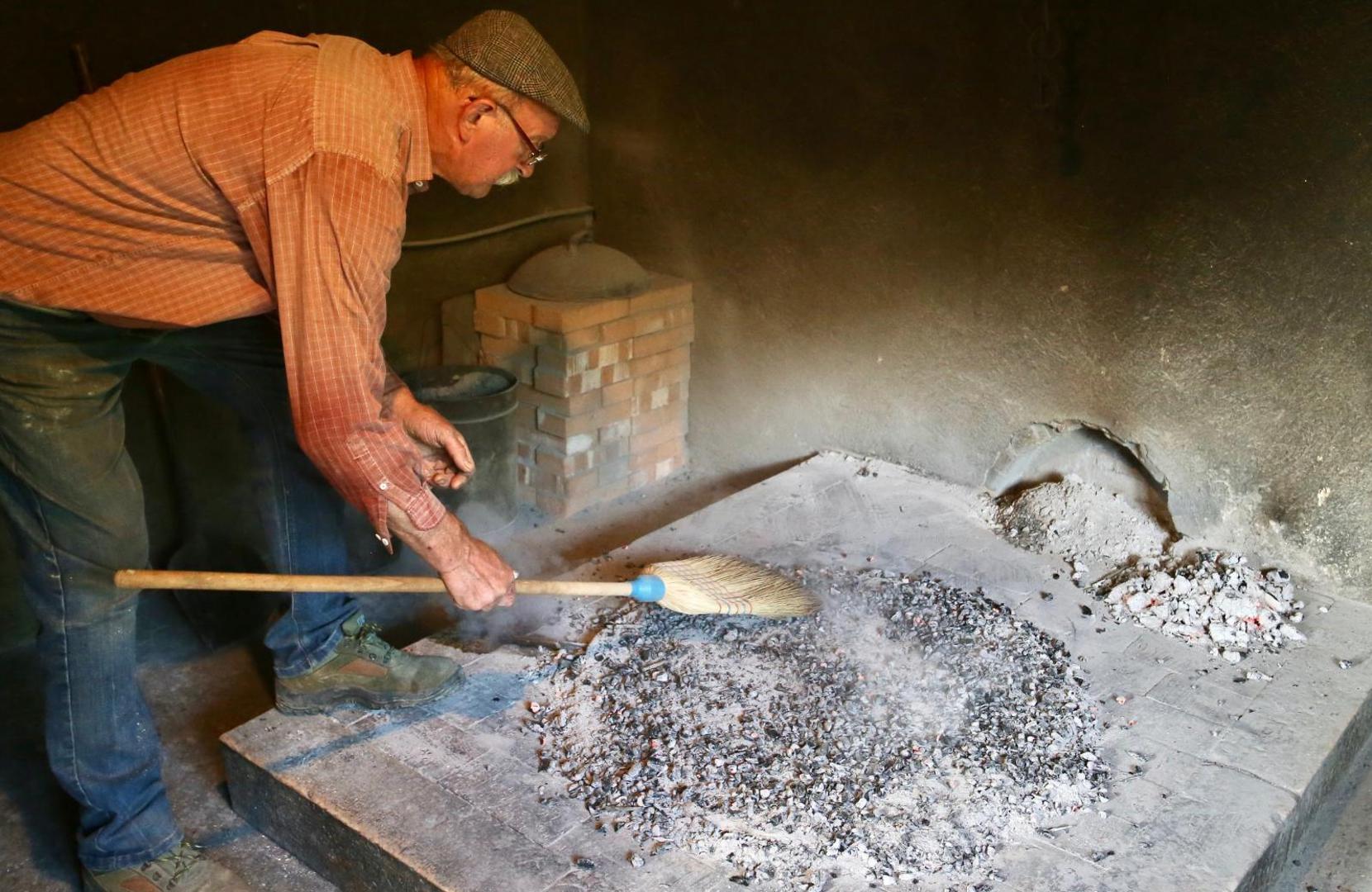 09.06.2020., Zvecanje - Bracni par Milicevic, Ruzica i Nikola, na tradicionalan nacin pripremaju i peku poljicki soparnik. Photo: Ivo Cagalj/PIXSELL