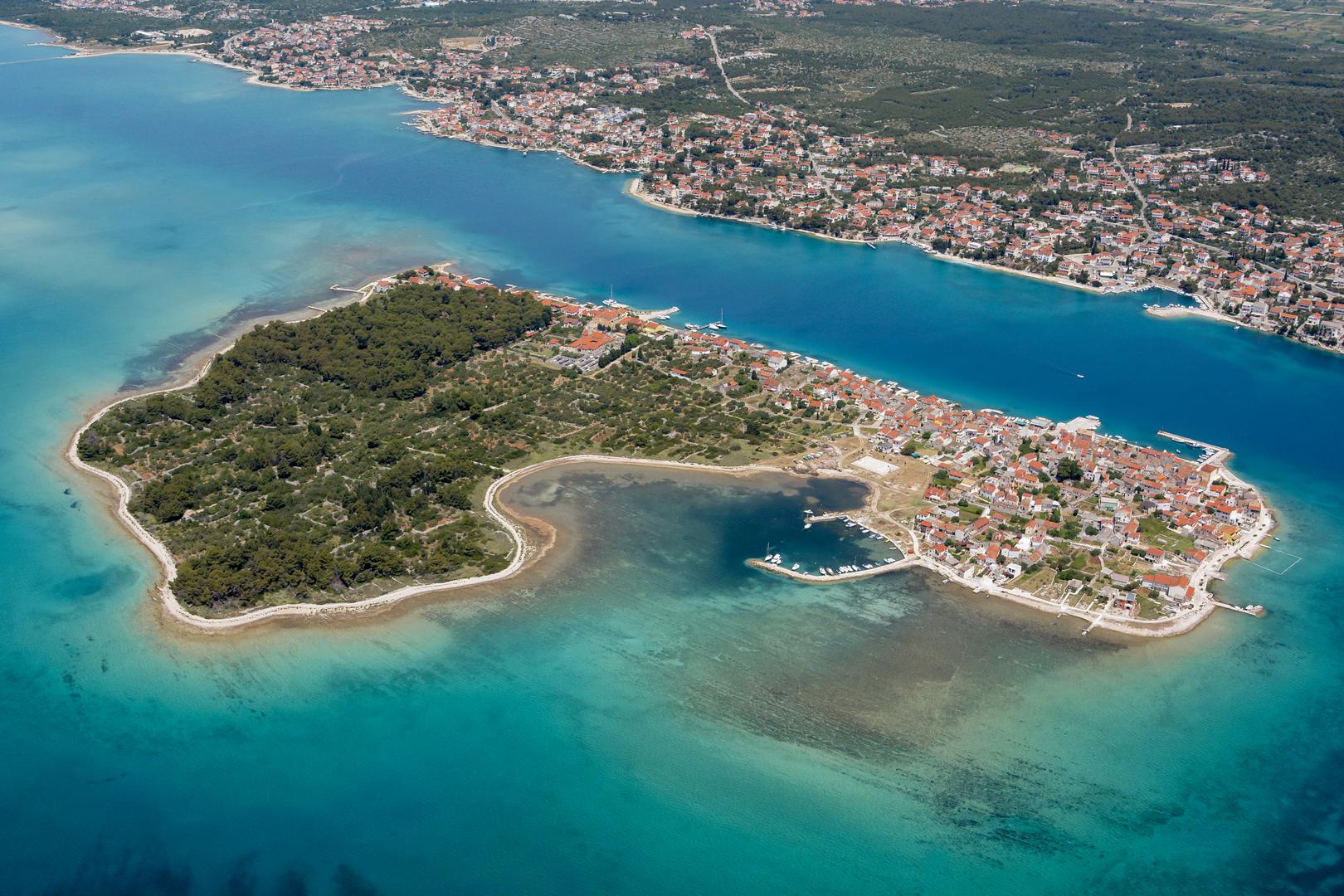 Radi se o otoku Krapnju, koji je najmanji po površini, najniži po nadmorskoj visini i istovremeno najgušće naseljen među svim otocima ovog mediteranskog akvatorija.