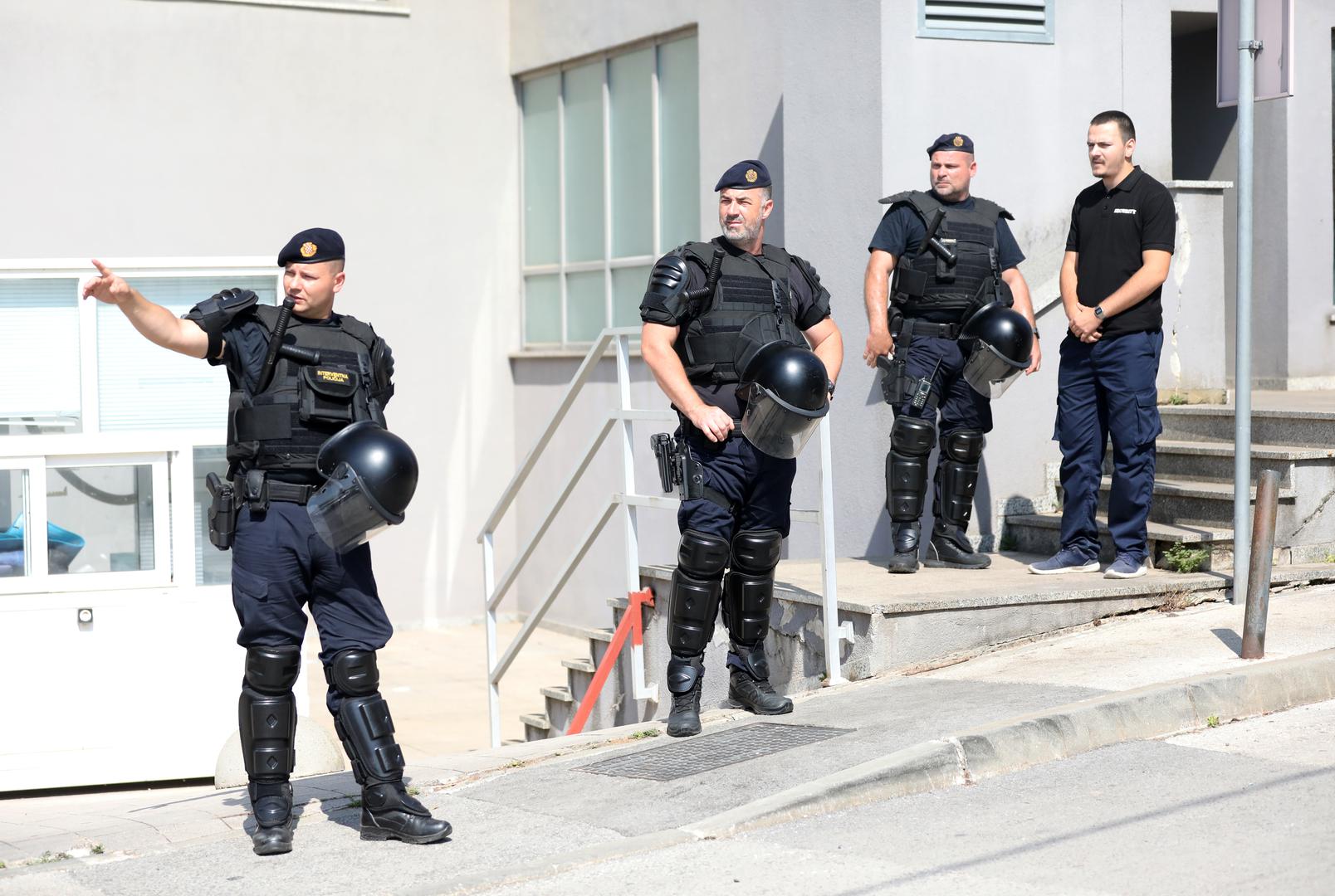 09.07.2024., Pula: Nemali broj interventnih policajaca, blokiran kvart, odvjetnici i rijetki stanari pulske poslovno-stambene zgrade popularne "Porecanke", obiljezili su ovo vruce pulsko jutro. Photo: Sasa Miljevic / PIXSELL/PIXSELL