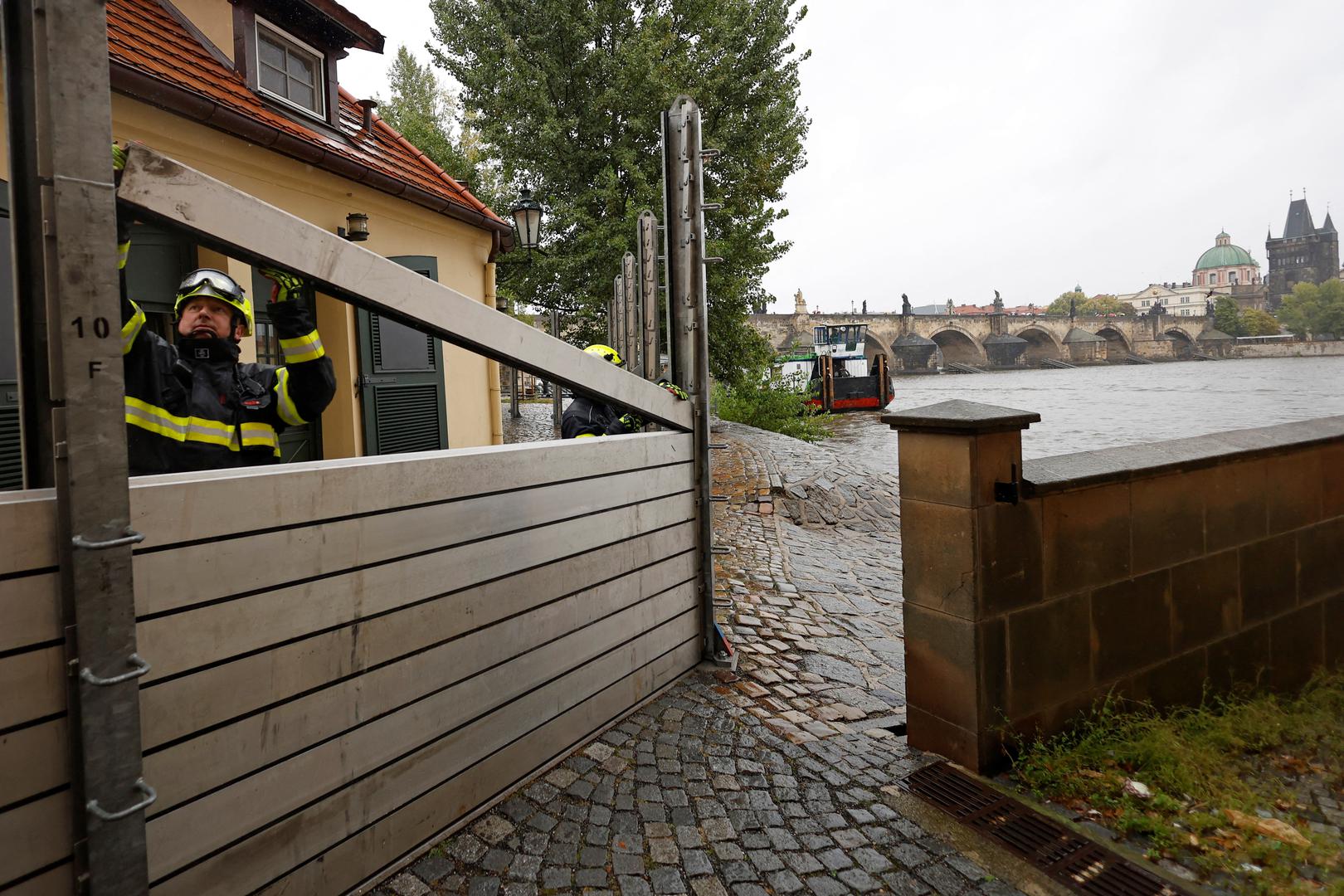 Firefighters assemble a water barrier in the medieval Kampa district to prevent flood water from spilling into streets, in Prague, Czech Republic, September 13, 2024. REUTERS/David W Cerny Photo: DAVID W CERNY/REUTERS