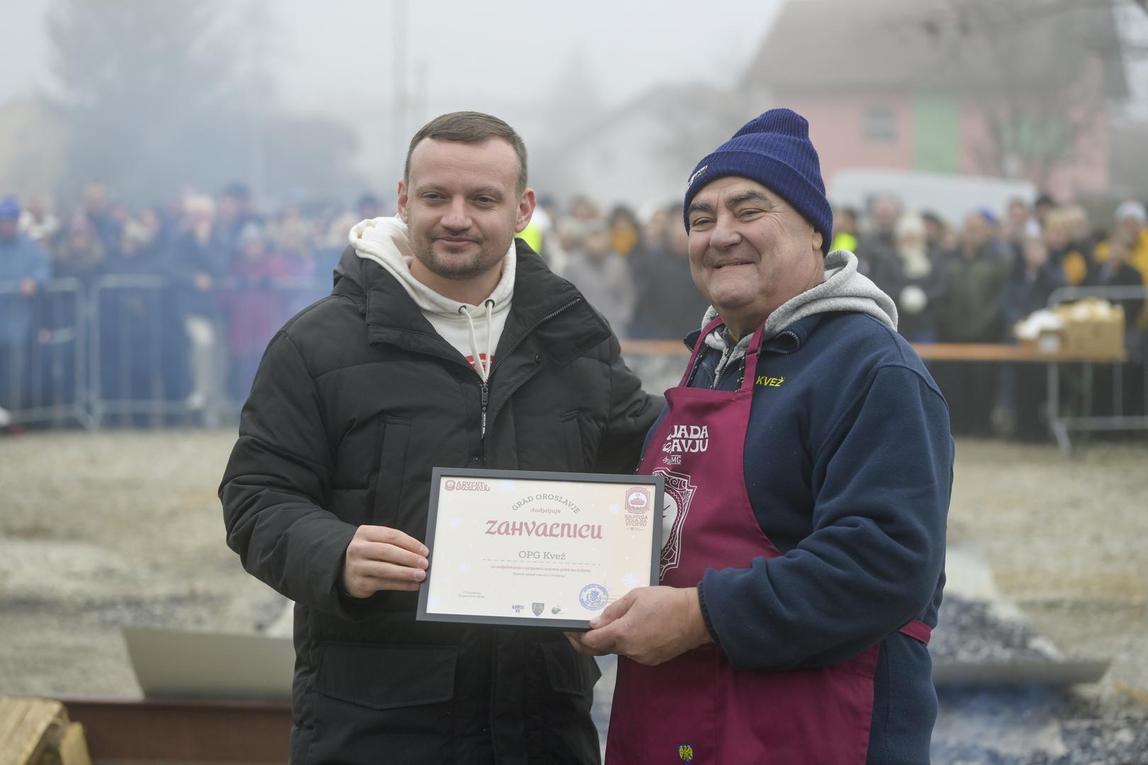 Stjepan Kahlina, glavni kuhar rekordne peke, nije krio zadovoljstvo. -  Srce nam je k’o planina. Zadovoljni smo sami sa sobom, a i sa pekom. Uspjela je baš onako kako smo željeli. Još nisam radio takvu veliku peku. Ponosni smo jer to je najveća peka na svijetu – promjera je tri metra, a teži 1075 kilograma, bez hrane u njoj. U nju smo stavili 200 kilograma mesa, teletine i svinjetine, 150 kilograma krumpira i 50 kilograma ostalog povrća – paradajza, paprike, bijelog i crvenog luka te ostalih mirodija. Dakako, tu je i 10 kilograma masti. Ispalo je oko 1500 porcija, a ručak je besplatan i dijeli se svima koji žele degustirati, zahvaljujući Gradu Oroslavjui sponzorima. Posebno se moram zahvaliti TPK Orometalu koji je napravio takvu peku, kao i svojoj ekipi koja već tri dana priprema i marinira meso, sjecka povrće, a danas je i kuhala. Hvala i svima u slast! – kazao je Kahlina.