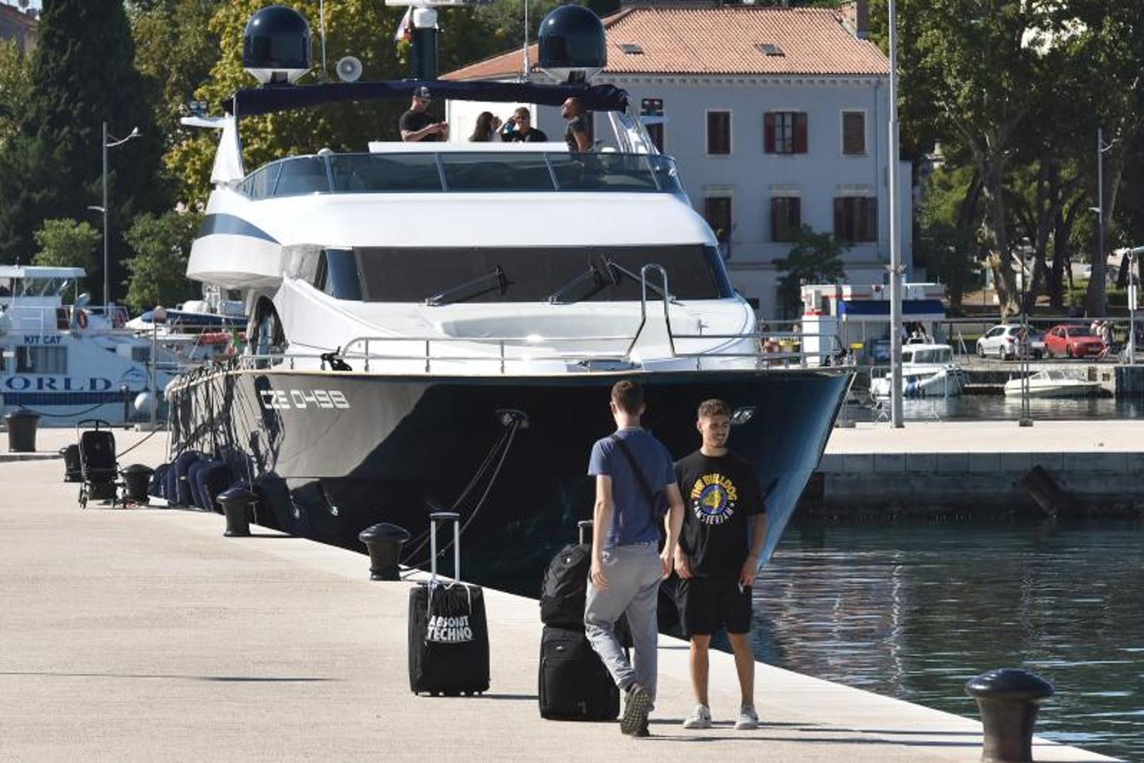 Turisti uživaju u toplom vremenu i bistrom moru...

