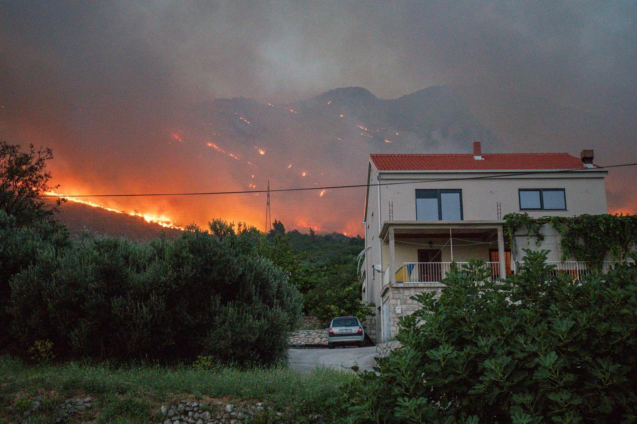 Širi se požar na području Župe dubrovačke, orkansko jugo otežava situaciju