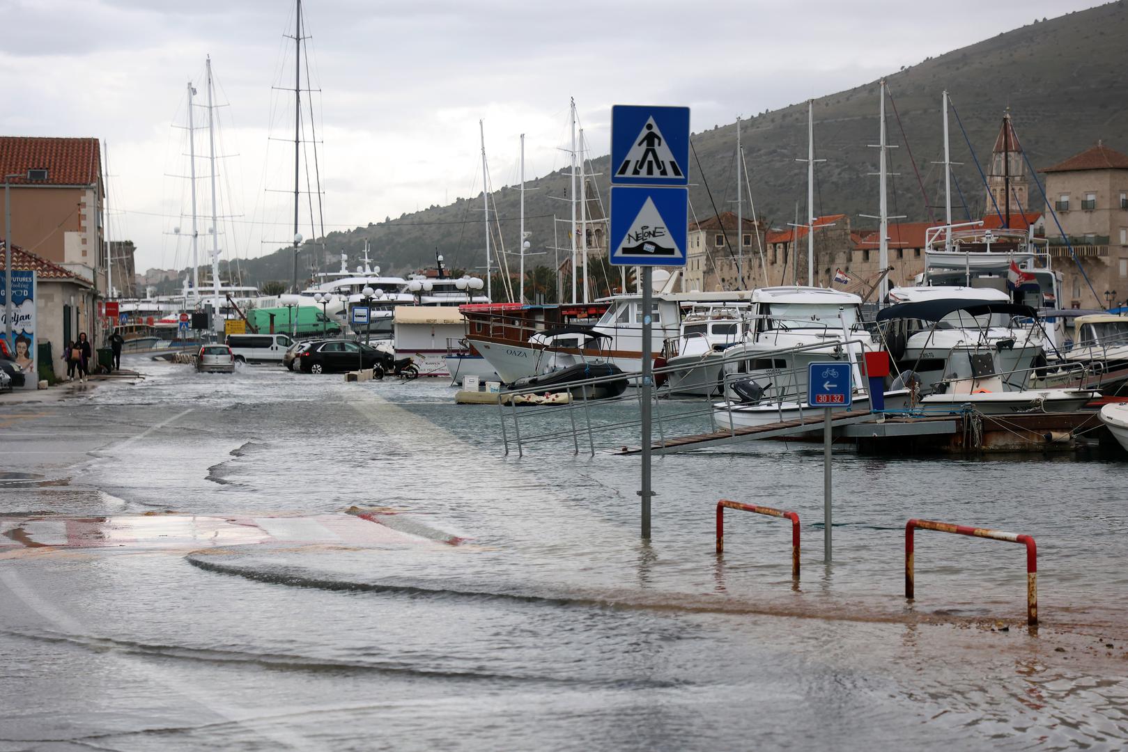 05.11.2023., Trogir - Cesta na Ciovu poplavljena plimom  Photo: Ivana Ivanovic/PIXSELL