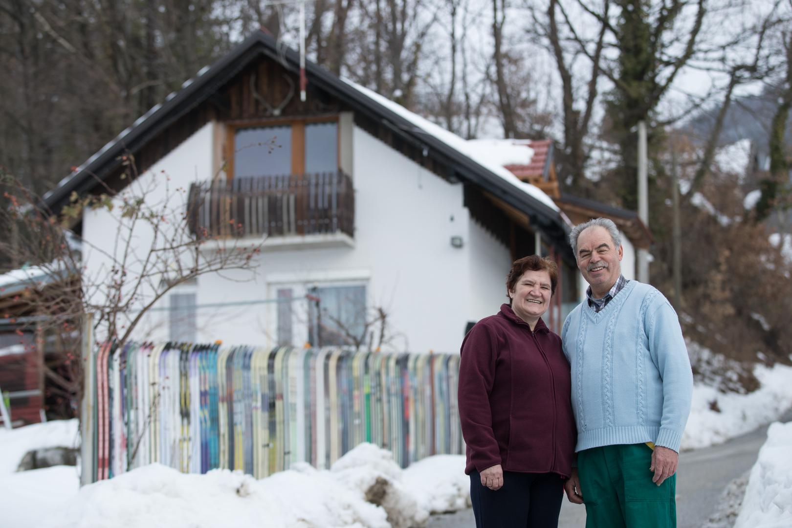 Nakon što je napravio ogradu od skija odlučio je napraviti i garažu od skija.