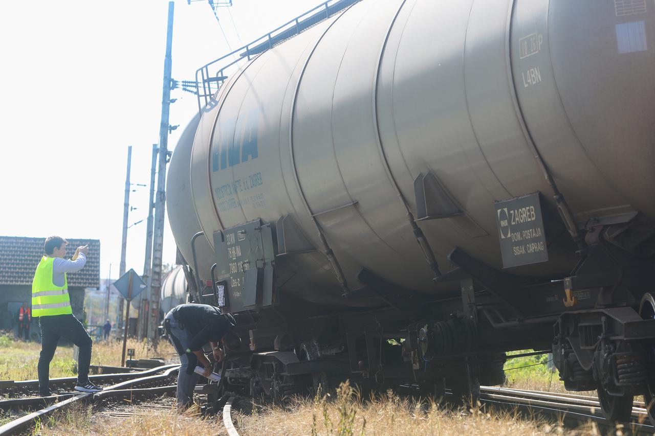 Karlovac - U utorak oko 22.44 sata je u Karlovcu na zeljeznickom kolodvoru iskocio vlak iz tracnica. Iskocilo je pet vagona, odnosno cisterni teretnog vlaka prijevoznika ENNA Transport, nema ozlijedenih niti zagadenja