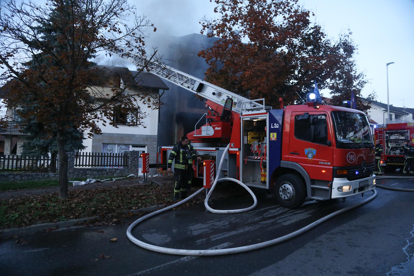 Kako je vidljivo na slikama, požar je uspješno ugašen, a situacija se smirila zahvaljujući brzoj reakciji vatrogasaca.