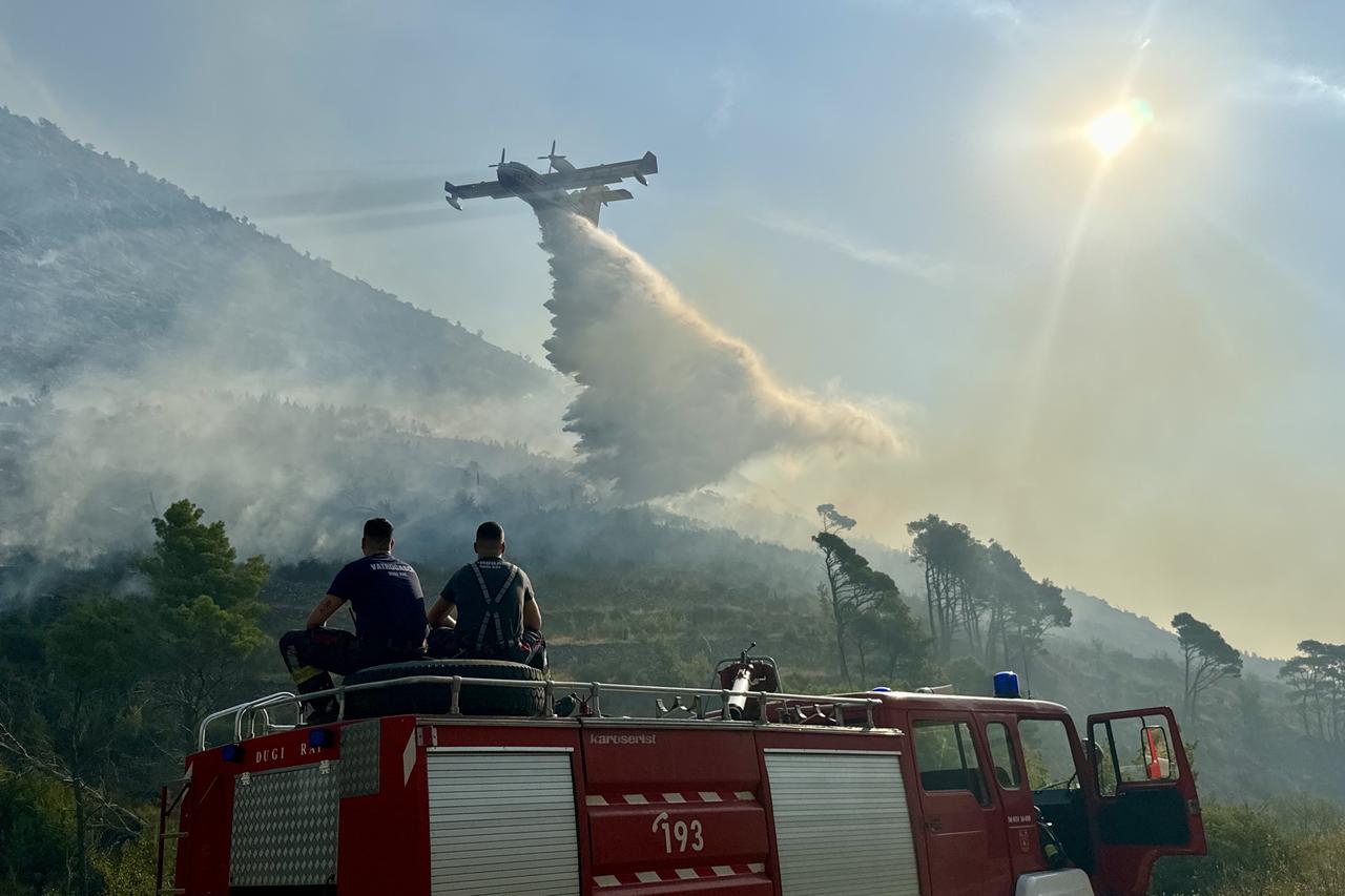 Žrnovnica: Kanaderi pristigli u pomoć gasiteljima koji su noć probdjeli na požarištu