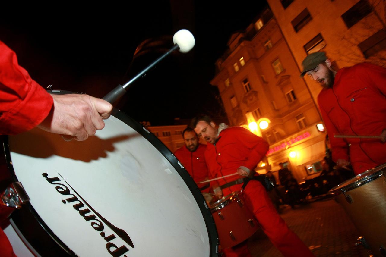 26.03.2011., Trg Petra Preradovica-Cvjetni trg, Zagreb - Earth hour - sat za planet Zemlju. Diljem svijeta ugasena je rasvjeta na najpoznatijim znamenitostima. I Hrvatska se je pridruzila ovoj inicijativi gasenjem rasvjete uz prigodan zabavan program na k