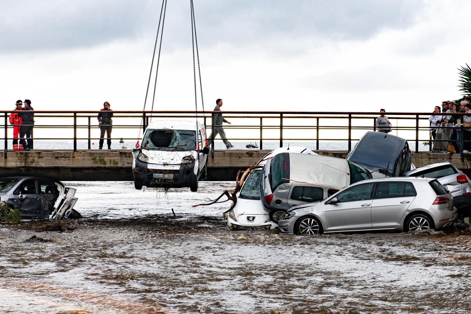 Snažna kiša izazvala je poplavu i izlijevanje potoka koji prolazi kroz gradić Cadaqués u katalonskoj regiji Alt Empordà u Gironi. Bujica je odnijela više od 30 automobila parkiranih u poplavnoj zoni, no, na sreću, nije bilo ozlijeđenih.