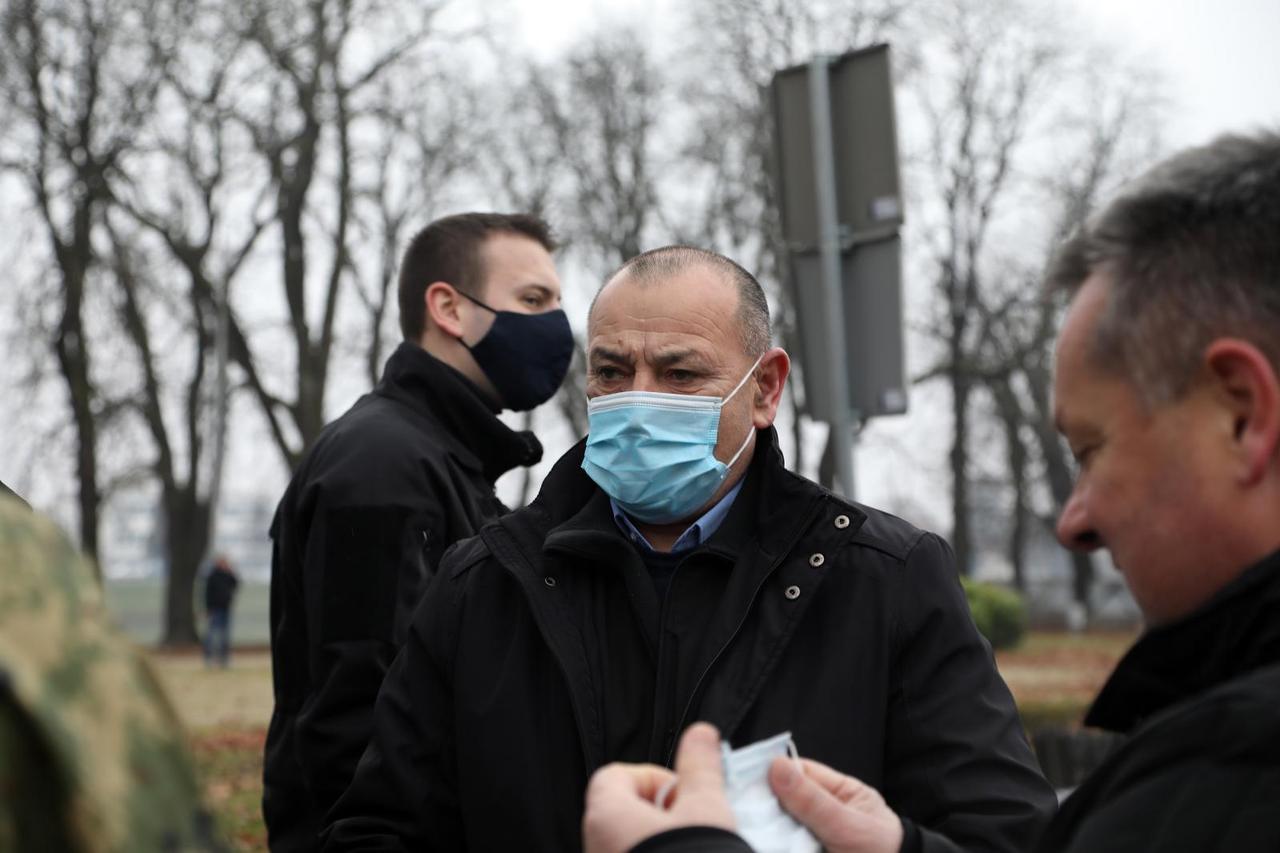 Sisak: Plenković i Medved obišli Sisak i prisustvovali pripremama uklanjanja sisačke katedrale