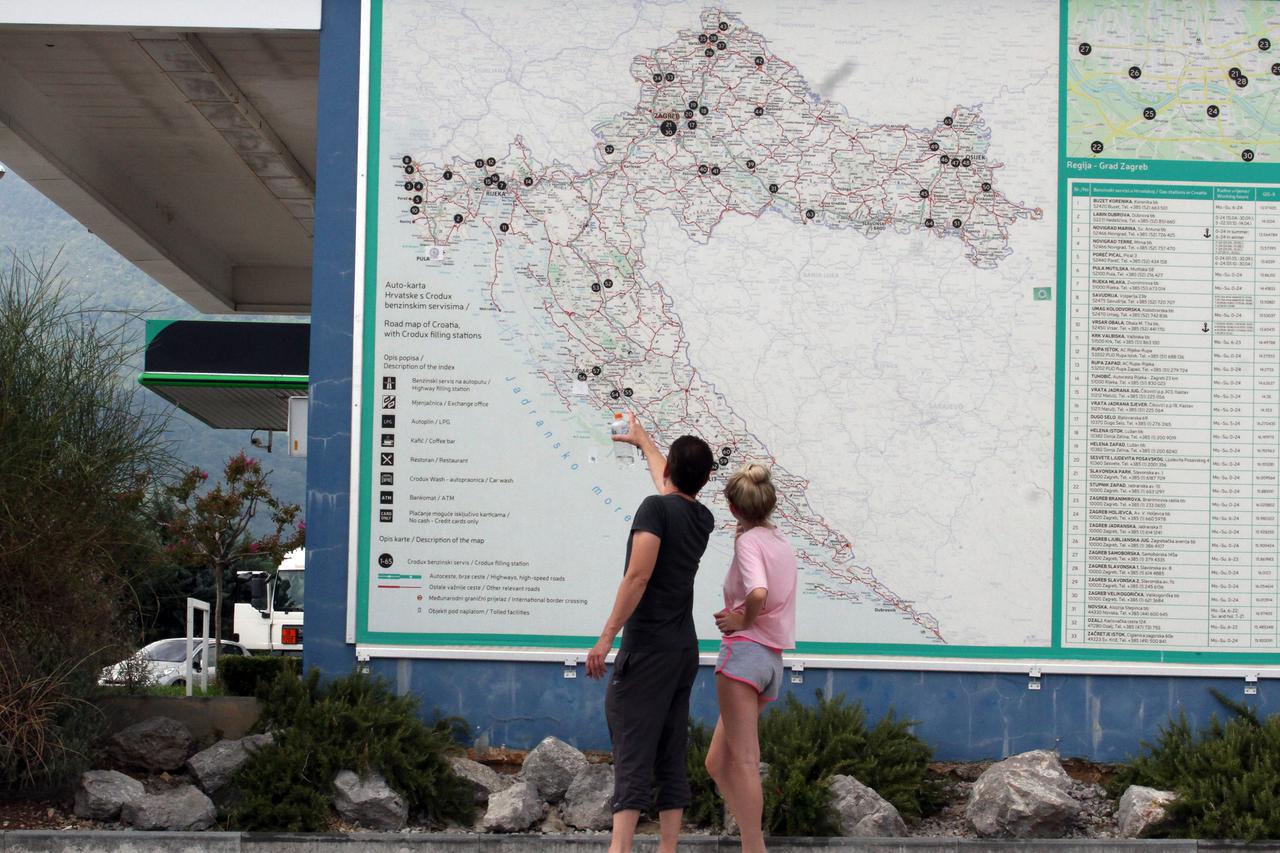 Turisti prou?avaju veliku autokartu Hrvatske