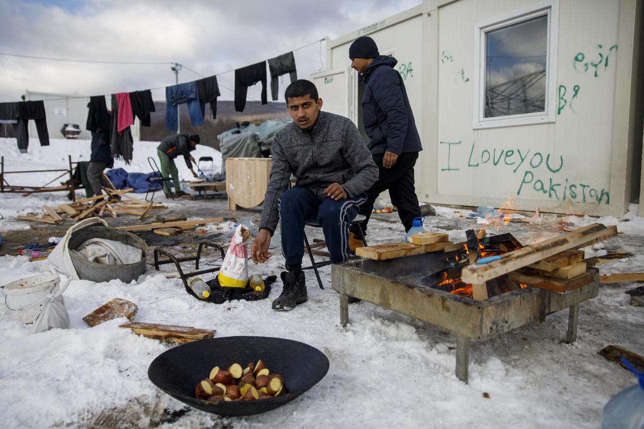 Teška zima u migrantskom kampu Lipa nedaleko Bihaća