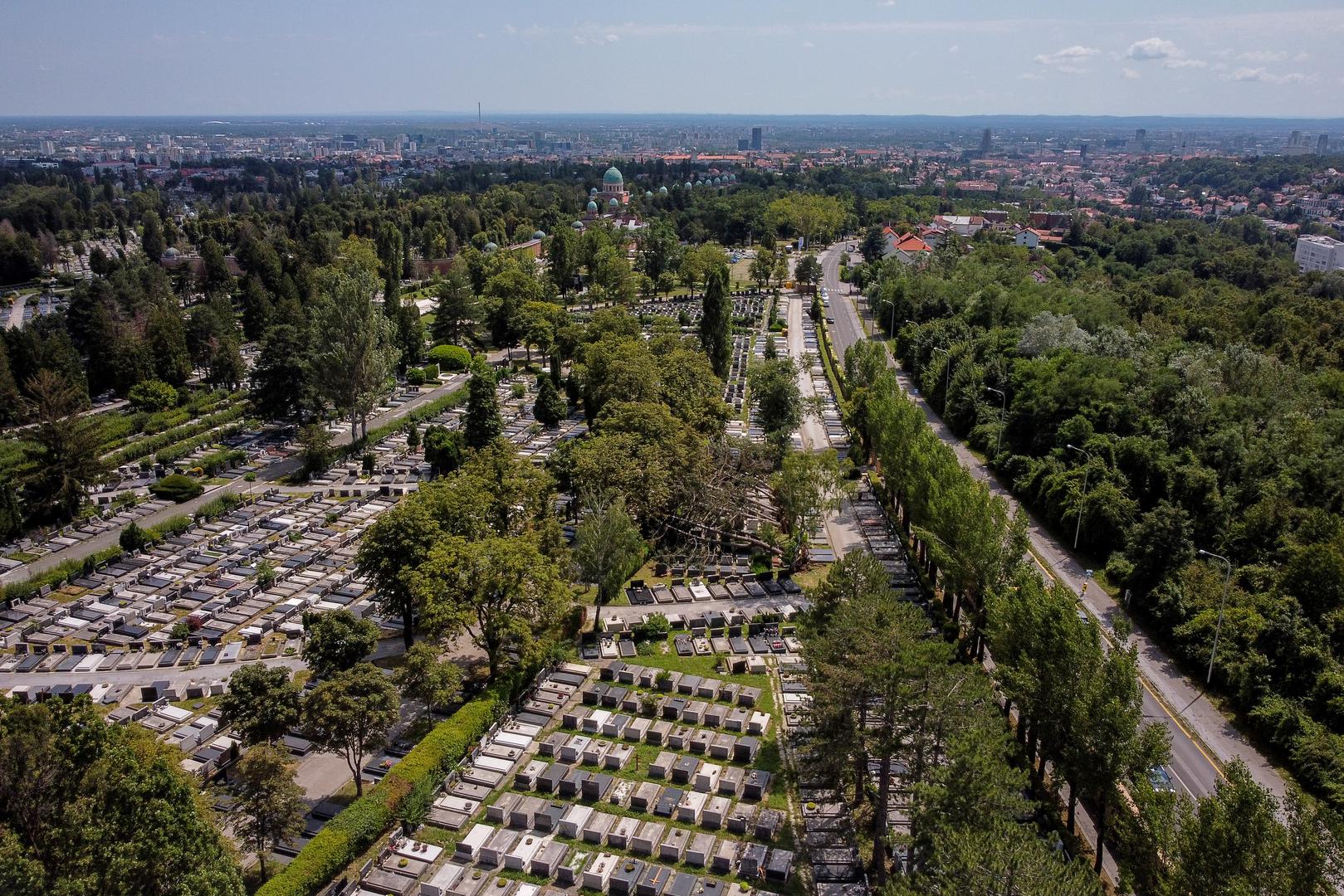 20.07.2023., Zagreb -  Olujno nevrijeme poharalo je i zagrebacko groblje Mirogoj. Jak vjetar rusio je stabla koja su padala na grobove te neke od njih i ostetila. Fotografije iz zraka. Photo: Igor Kralj/PIXSELL