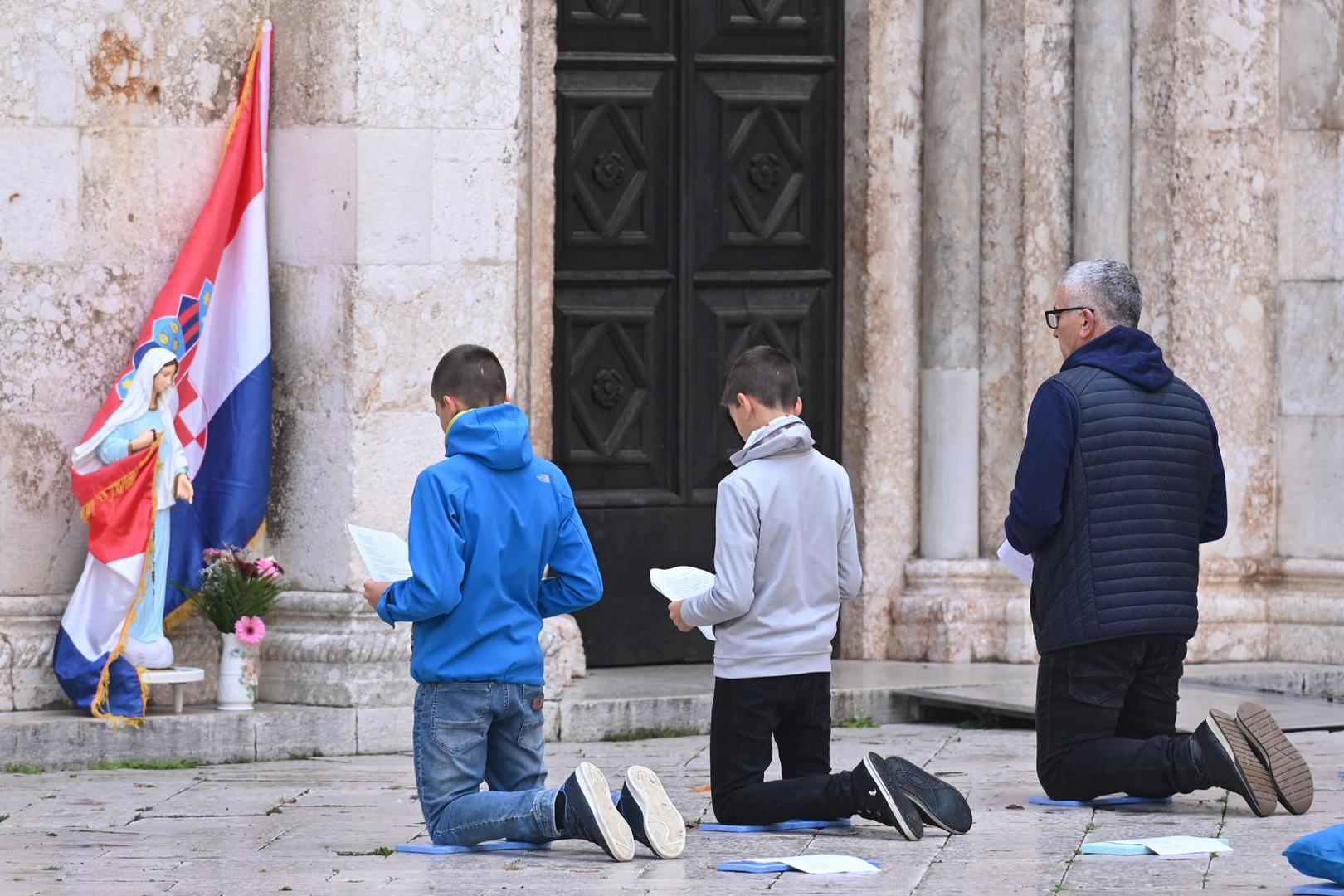 04.11.2023., Zadar - Molitelji ispred katedrale sv. Stosije okupljaju se svake prve subote u mjesecu. Photo: Dino Stanin/PIXSELL