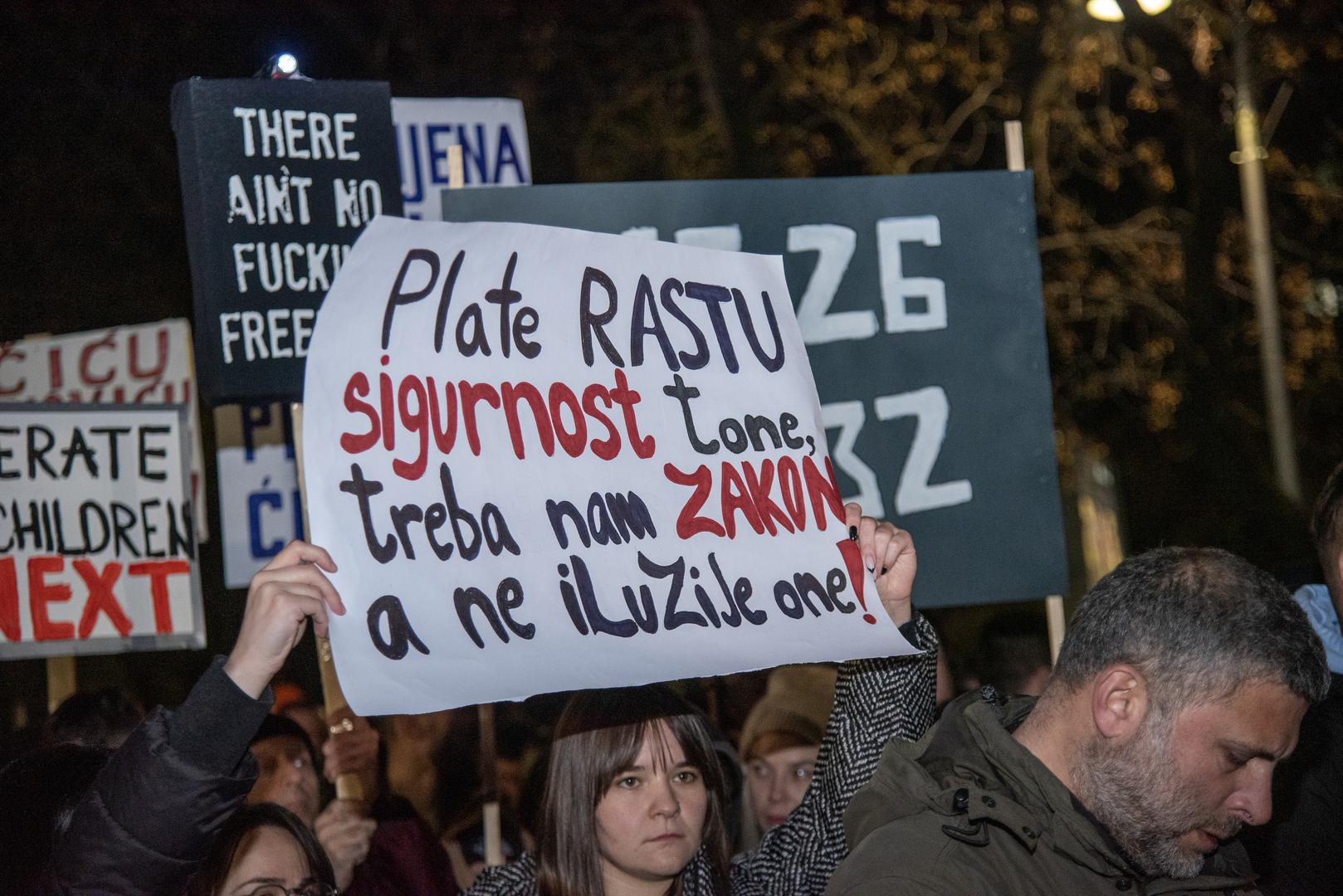 Prosvjed je organizirala neformalna studentska organizacija "Kamo sjutra", a okupljeni su nosili transparente "Tuga, revolt, bijes", "nema nazad", "raspad sistema", "opasnost za sve", "Bečiću, Šaranoviću i Šćepanoviću 'ajte polako", iznoseći tako svoj prvi zahtjev - ostavke ministra unutarnjih poslova Danila Šaranovića i potpredsjednika vlade Crne Gore zaduženog za sektor sigurnosti Alekse Bečića.