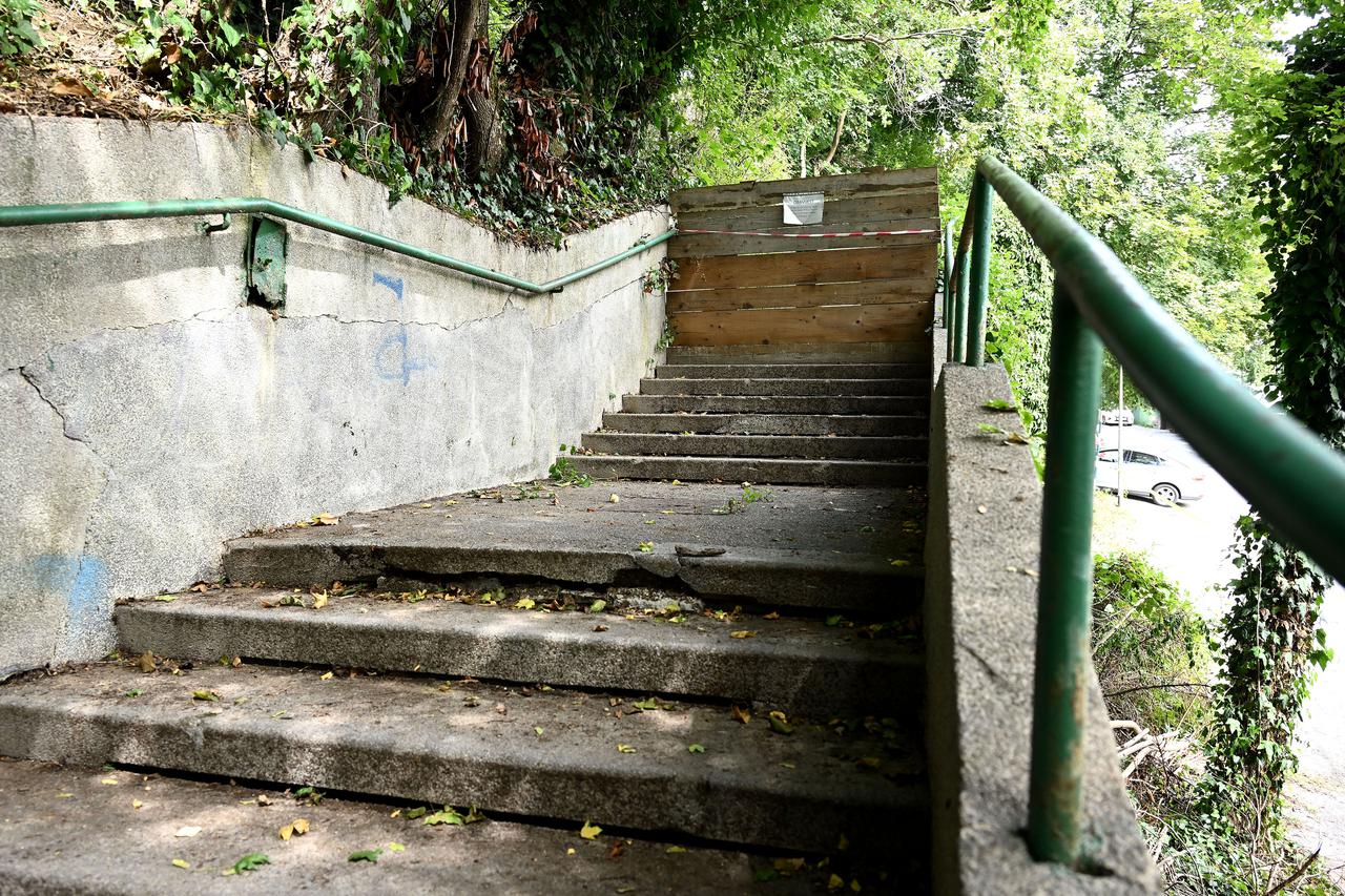 Zagreb: Zamenhofove stube neprohodne zbog palog drveća i rasvjetnog stupa