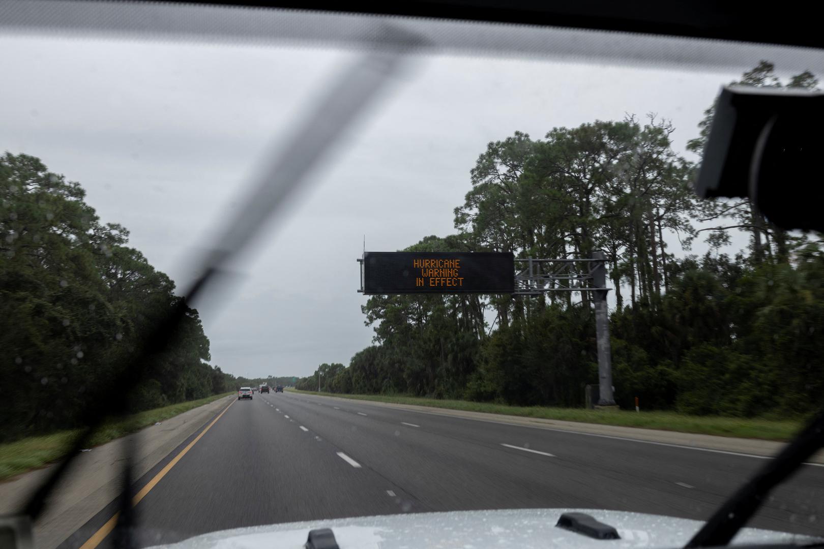 A traffic sign on I-75 warns drivers ahead of Hurricane Milton's landfall near Port Charlotte, Florida, U.S. October 8, 2024.  REUTERS/Ricardo Arduengo Photo: RICARDO ARDUENGO/REUTERS