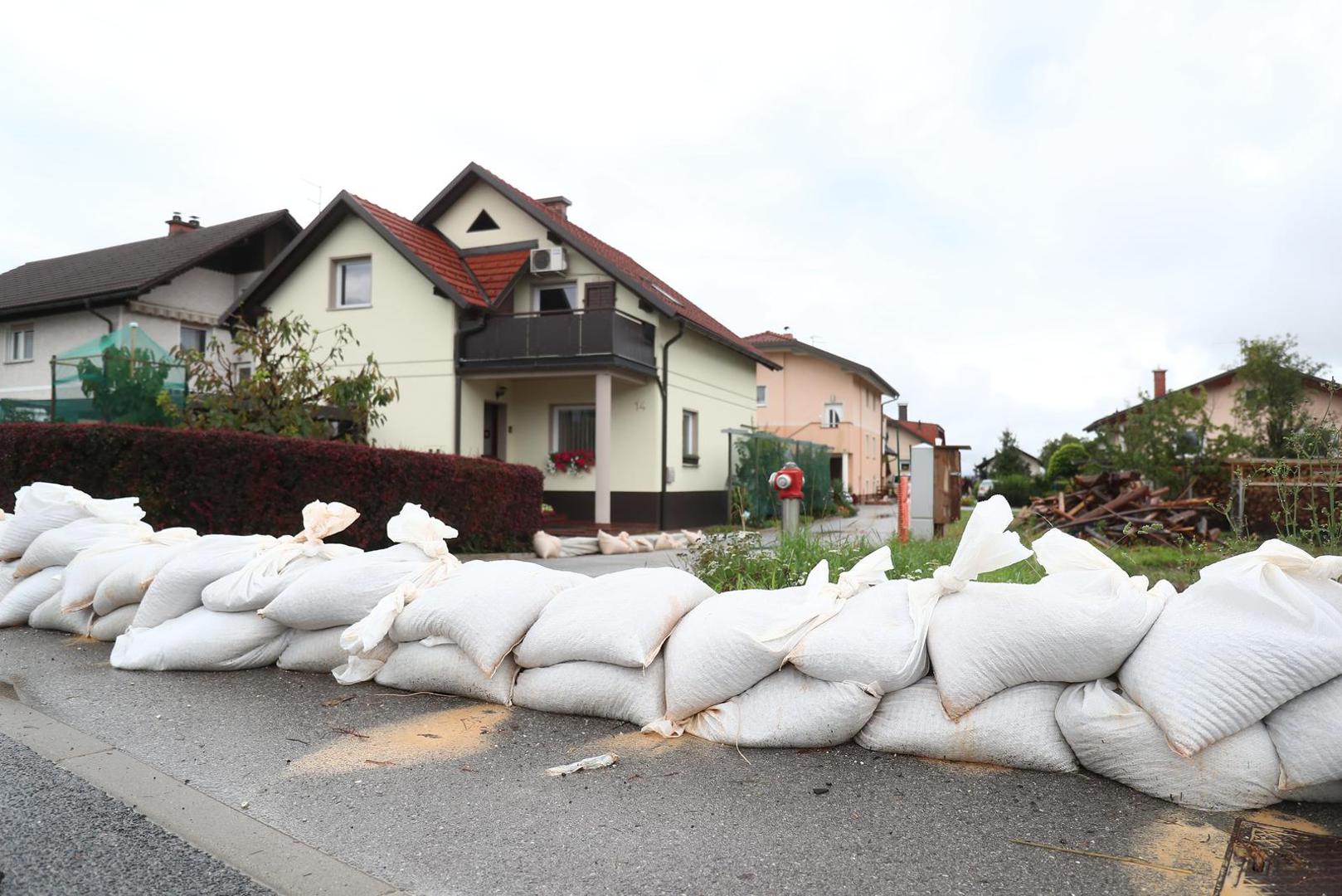 04.08.2023., Menges, Slovenija - Stanovnici i vatrogasci bore se s posljedicama velike poplave Photo: Matija Habljak/PIXSELL