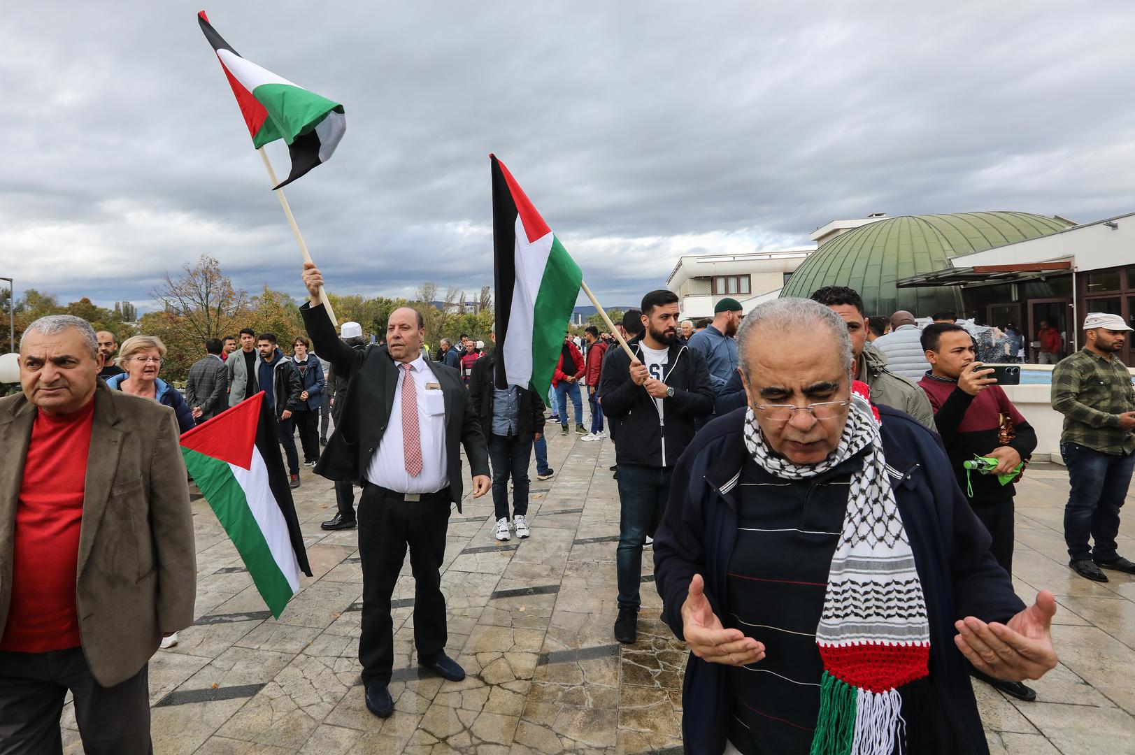 27.10.2023., Zagreb - U Islamskom centru u Zagrebu, sredisnjoj dzamiji Mesihata Islamske zajednice u Hrvatskoj, nakon podnevne molitve, odrzan je prosvjed i potpora palestinskom narodu i odrzana molitva za poginule u ratu s Izraelom. Photo: Robert Anic/PIXSELL