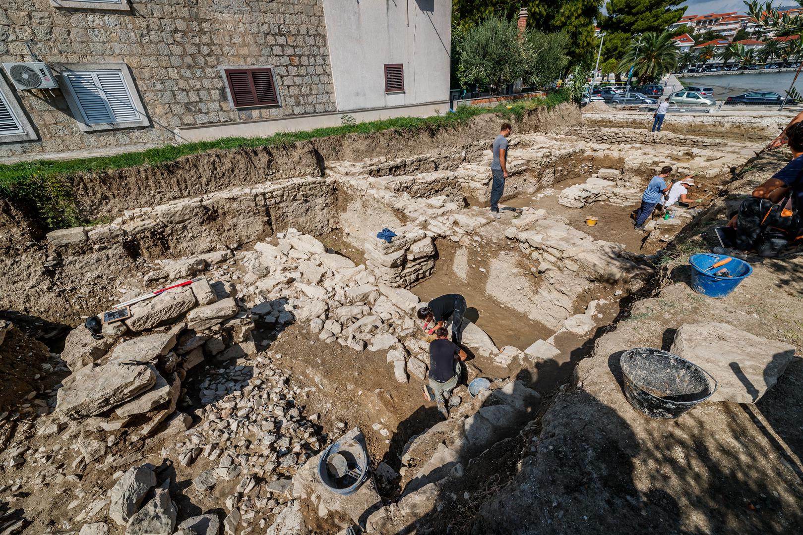 26.09.2024., Stobrec  - Prapovijesno Arheolosko nalaziste u centru Stobreca posjetila je ministrica Nina Obuljen Koezinek u pratnji Marine Ugarkovic. Photo: Zvonimir Barisin/PIXSELL