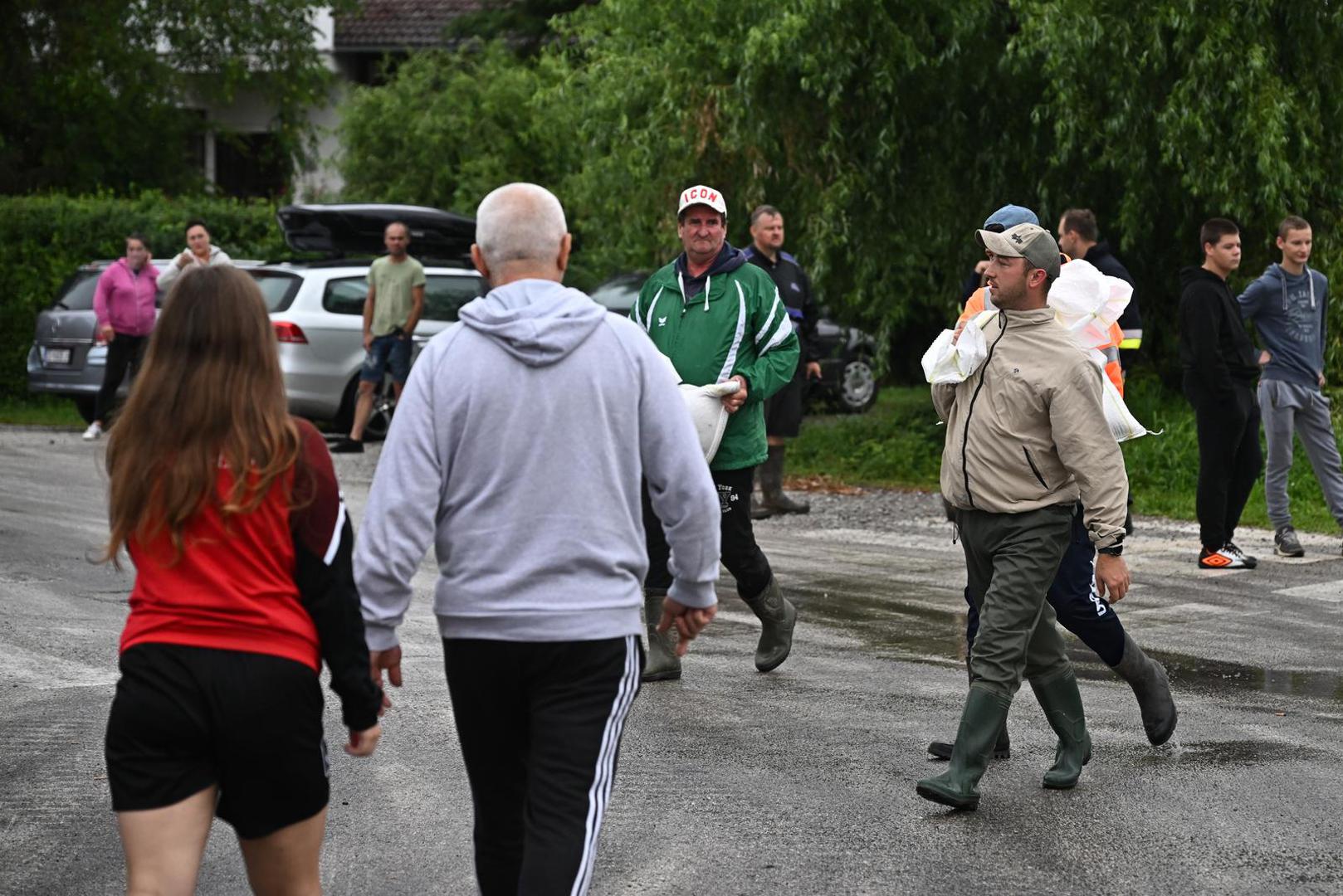 05.08.2023., Drenje Brdovecko - Zbog izlijevanja rijeke Save, voda prijeti kucama u Drenju Brdoveckom. Gradjani pokusavaju zastititi kuce vrecama s pijeskom. Photo: Davor Puklavec/PIXSELL