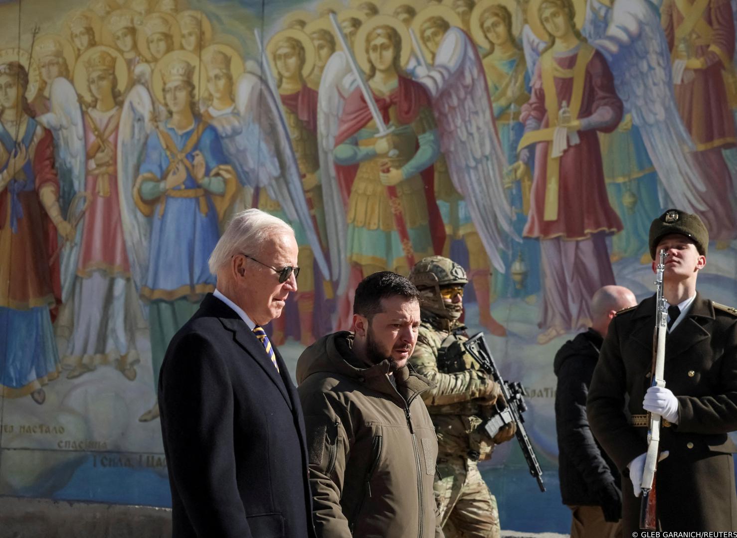 U.S. President Joe Biden and Ukraine's President Volodymyr Zelenskiy walk next to Saint Michael’s cathedral, amid Russia's attack on Ukraine, in Kyiv, Ukraine February 20, 2023. REUTERS/Gleb Garanich     TPX IMAGES OF THE DAY Photo: GLEB GARANICH/REUTERS