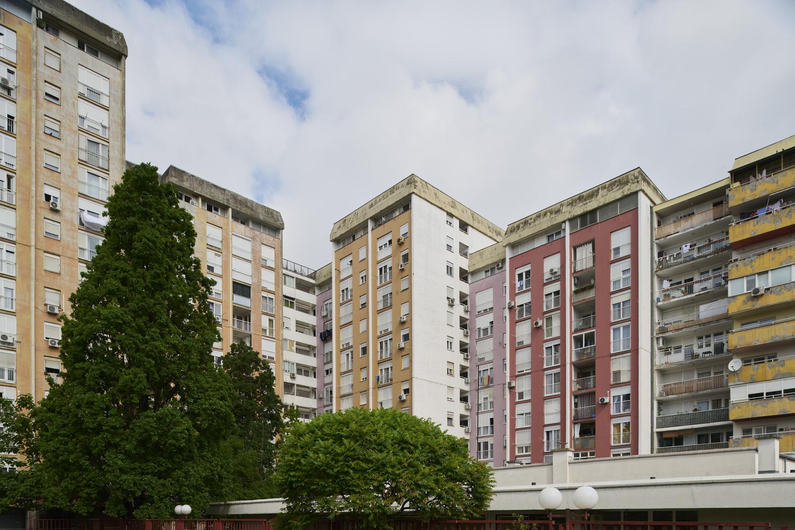 Stambeno-poslovni kompleks Voltino naselje u Zagrebu (700 stanova, klizne oplate), realizacija, suautori Hrvojka Paljan i Tomislav Petrinjak 1976.