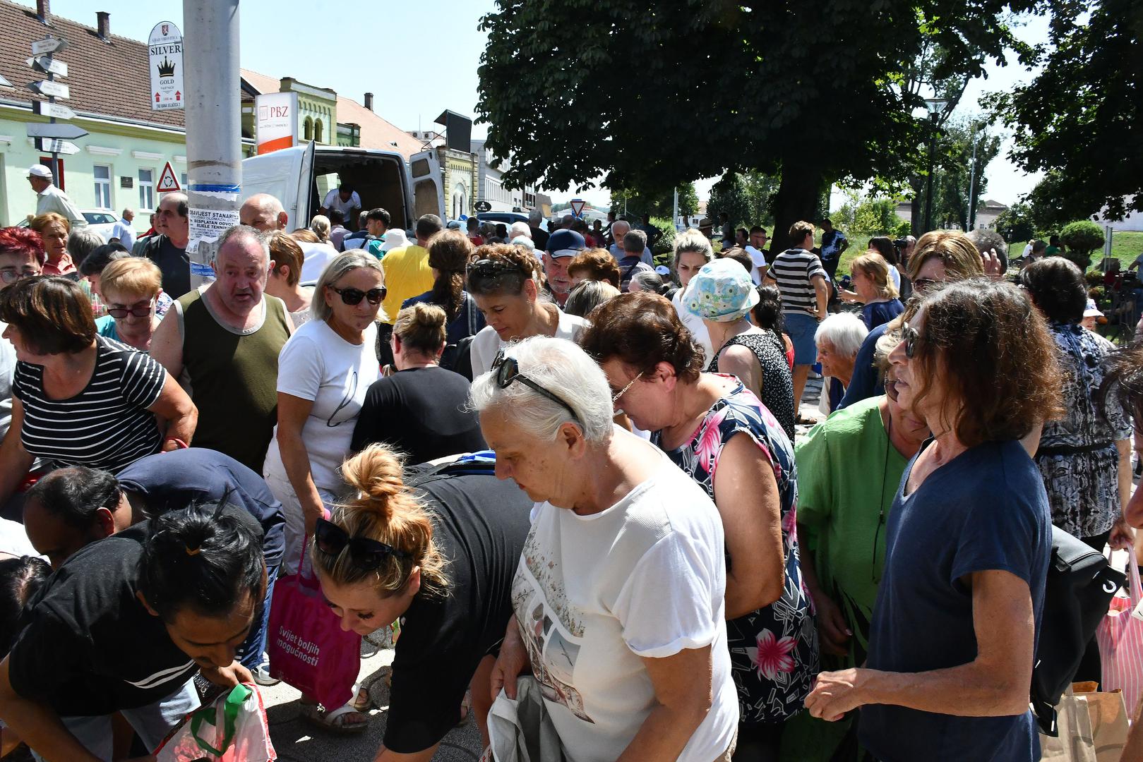 01.08.2024., Virovitica - Podravski povrtlari besplatno su od 14 sati na virovitickom Trgu kralja Tomislava dijelili povrce zainteresiranim gradjanima u znak protesta zbog nerjesavanja problema s nelojalnom konkurencijom, odnosno privilegiranja uvoznog povrca na trzistu. Photo: Ivica Galovic/PIXSELL