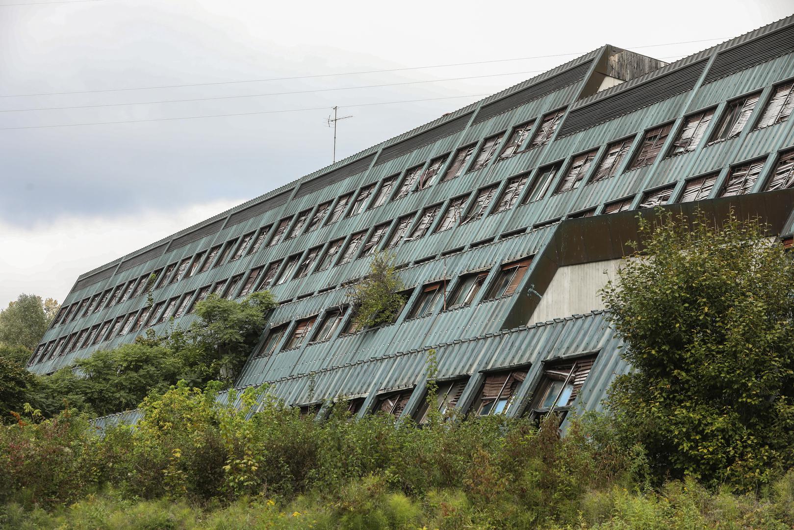 Tu su dvije male dvorane i jedna velika, 12 radnih kabineta, osam kabineta za nastavnike, 145 jednokrevetnih soba, pet čajnih kuhinja, ambulanta, velika sportska dvorana, atomsko sklonište...