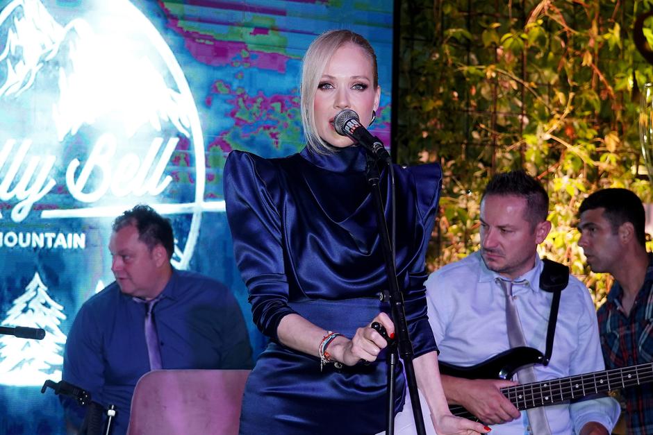 Performance of Jelena Rozga held in restaurant Dolly Bell.
Nastup Jelene Rozge u restoranu Dolly Bell.