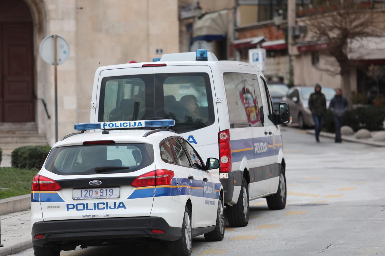 Split: Lampioni i cvijeće na trgu na Šperunu kao podsjetnik na trostruko ubojstvo