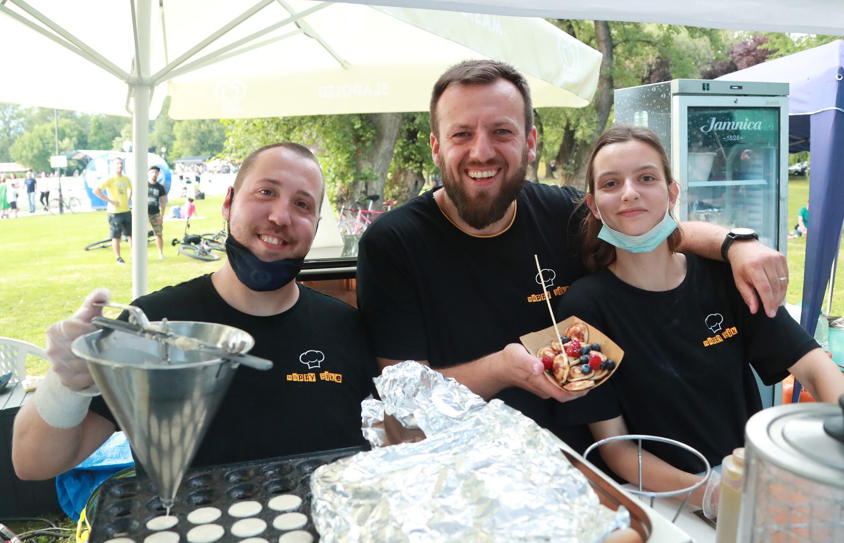 01.07.2020., Zagreb - Jarun. Na jarunskom jezeru od 1. do 5. srpnja odrzava se manifestacija koja slavi pokretnu gastronomiju. Na prostranoj livadi pokraj kultnog kluba Aquarius, u sklopu prvog izdanja FoodTruck Festivala nalaze se se osam kamiona razlicitih velicina i oblika, iz kojih se posjetitelji mogu okrijepiti a pokraj glazbene pozornice uzivati u nastupima bendova. Photo: Sanjin Strukic/PIXSELL