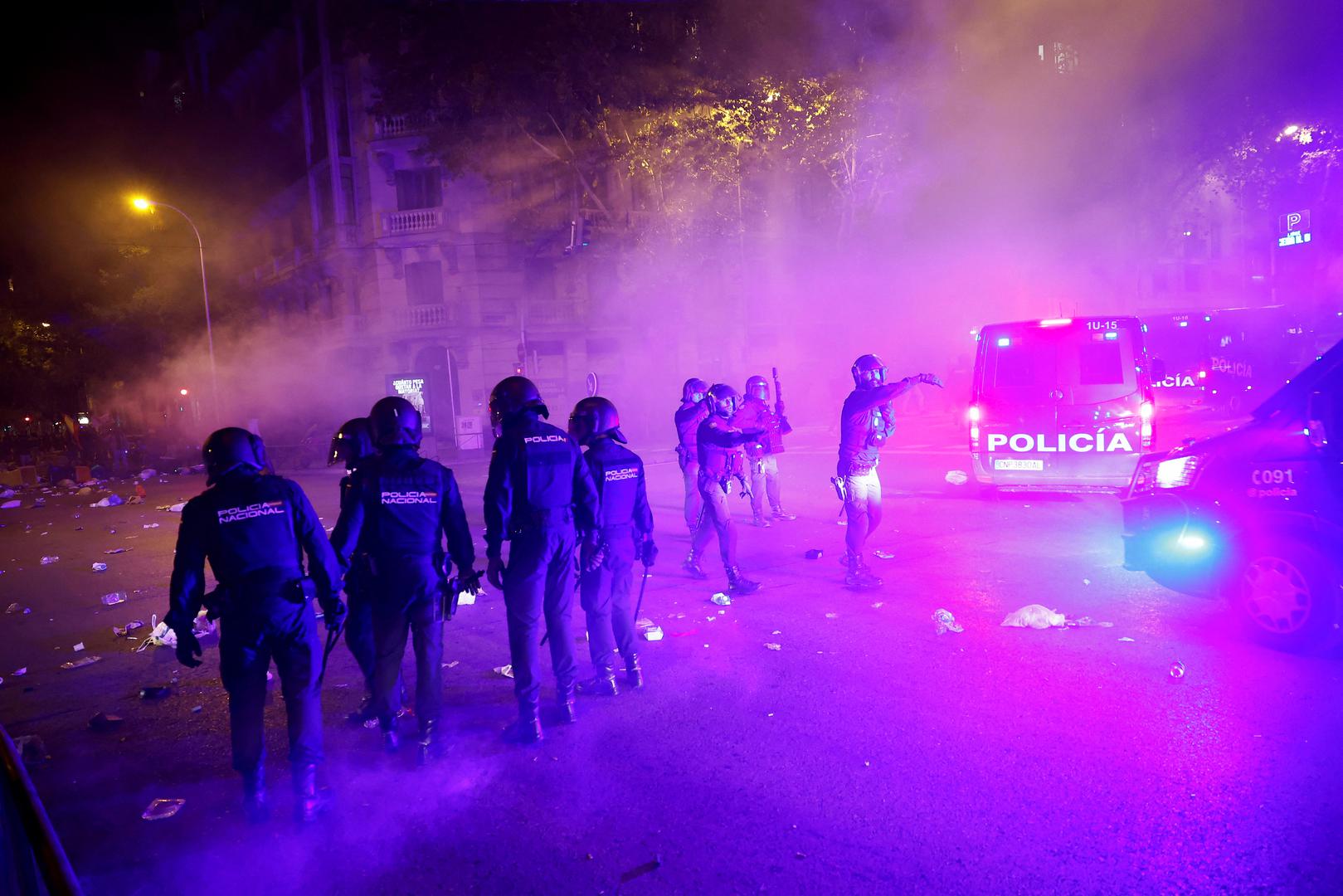 Spanish riot police clashes with people as they take part in a protest in front of Spain's Socialists Party (PSOE) headquarters, following acting PM Pedro Sanchez negotiations for granting an amnesty to people involved with Catalonia's failed 2017 independence bid in Madrid, Spain, November 6, 2023. REUTERS/Juan Medina Photo: JUAN MEDINA/REUTERS