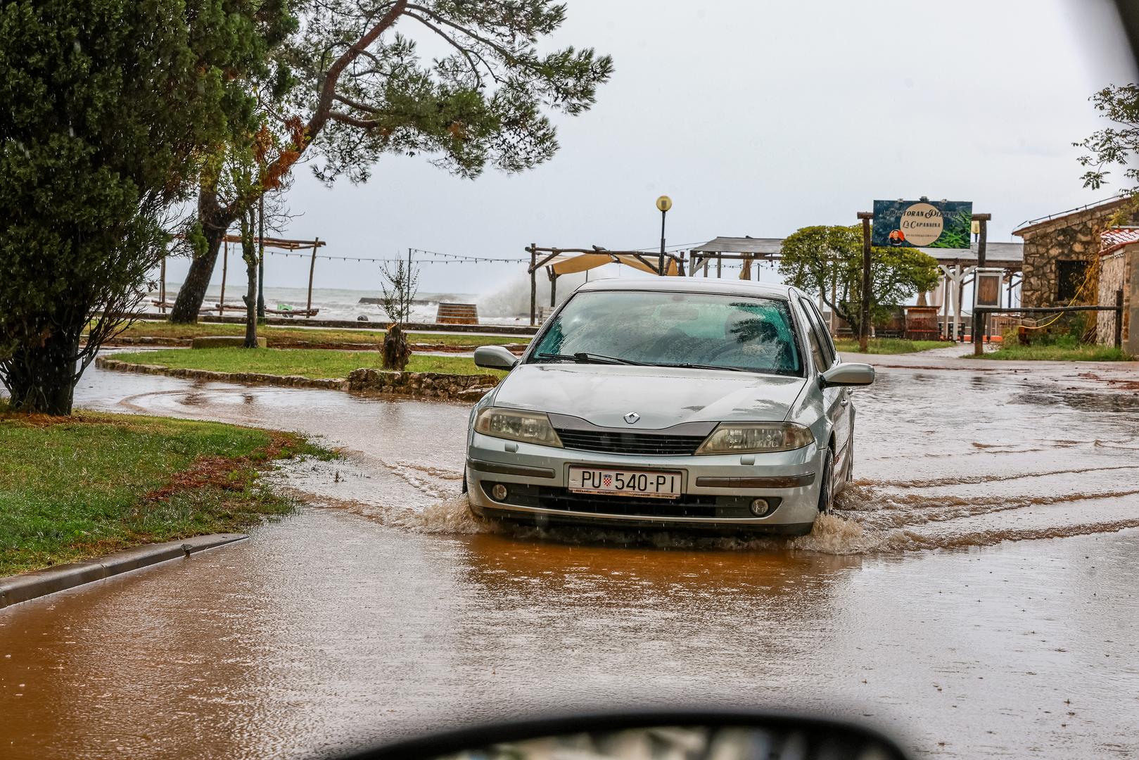 12.09.2024., Umag - 
Nakon jakog juga i kise potopljeni su neki dijelovi Umaga a poslje je jak vijetar izmamio znatizeljne turiste i surfere na more Photo: Srecko Niketic/PIXSELL