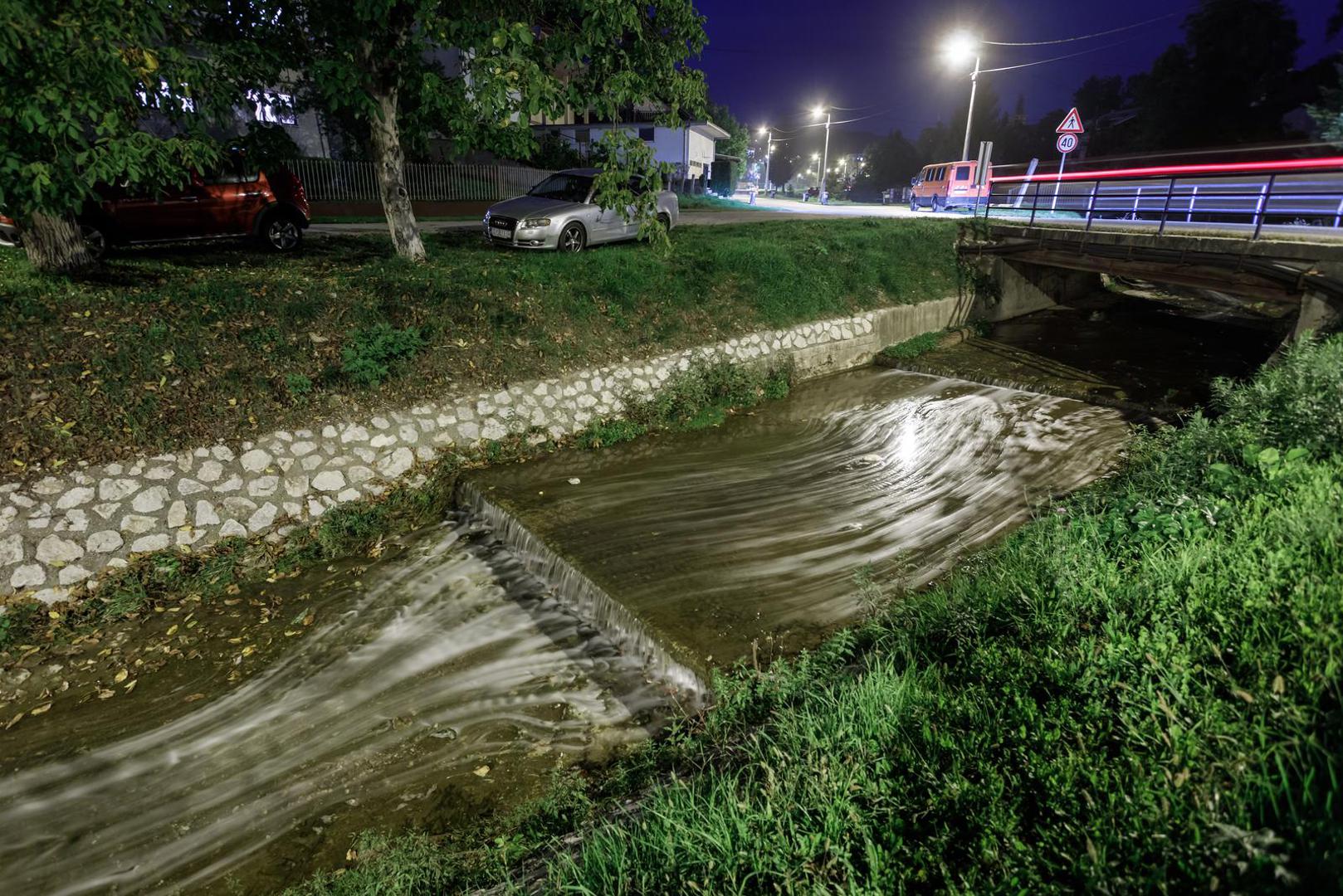 07.10.2022., Zagreb - Vrapcanski potok jos uvijek je pun pjene, koju su popodne vatrogasci ispumpavali, no potok je i dalje u losem stanju. Photo: Tomislav Miletic/PIXSELL