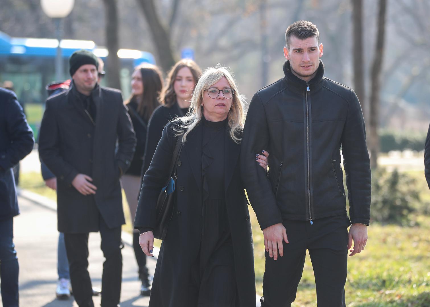 15.02.2023., Zagreb - Posljednji ispracaj Miroslava Cire Blazevica u Aleji velikana na groblju Mirogoj. Iva Olivari, Dominik Livakovic Photo: Matija Habljak/PIXSELL