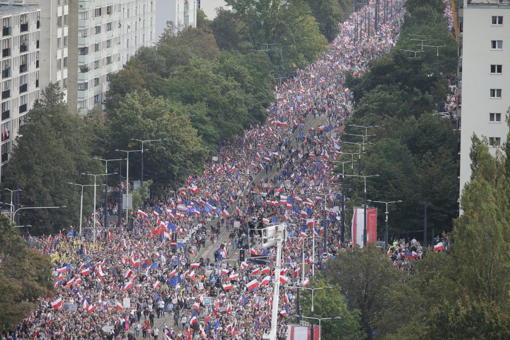 Participants attend the "March of a Million Hearts" rally, organised by the Civic Coalition opposition parties, two weeks ahead of the parliamentary election, in Warsaw, Poland October 1, 2023. Agencja Wyborcza.pl/Maciek Jazwiecki via REUTERS ATTENTION EDITORS - THIS IMAGE WAS PROVIDED BY A THIRD PARTY. POLAND OUT. NO COMMERCIAL OR EDITORIAL SALES IN POLAND. Photo: Maciek Jazwiecki/AGENCJA WYBORCZ/REUTERS