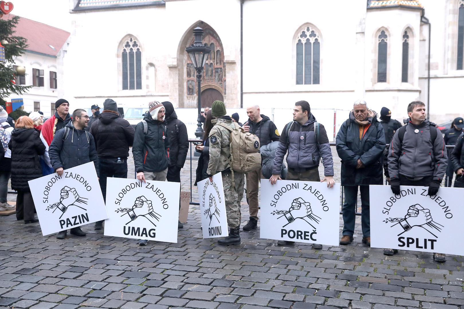 15.12.2021., Zagreb -Udruge i inicijative koje se protive covid mjerama pozvale su gradjane da u vrijeme glasovanja u Saboru oko Markovog trga u Zagrebu formiraju bedem – Bedem ljubavi 2. Prosvjedom nastoje srijeciti izlasavanje prijedloga Zakona o zastiti pucanstva od zaraznih bolesti kojim Vlada nastoji uvesti red u koristenje covid potvrda u svim javnim ustanovama.
Photo: Patrik Macek/PIXSELL