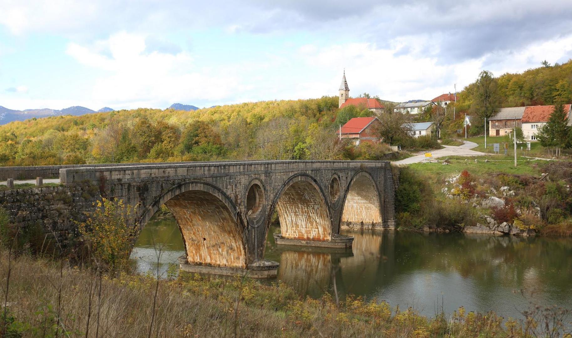 14.10.2020., Perusic - Reportaza iz Kosinja, mjesta u Lici koje ce zbog gradnje hidroelektrane biti potopljeno. Mjestani ce biti izseljeni, a za dio njih gradi se stambena zgrada u sredistu Perusica. Kosinjski most preko rijeke Like.
Photo: Kristina Stedul Fabac/PIXSELL