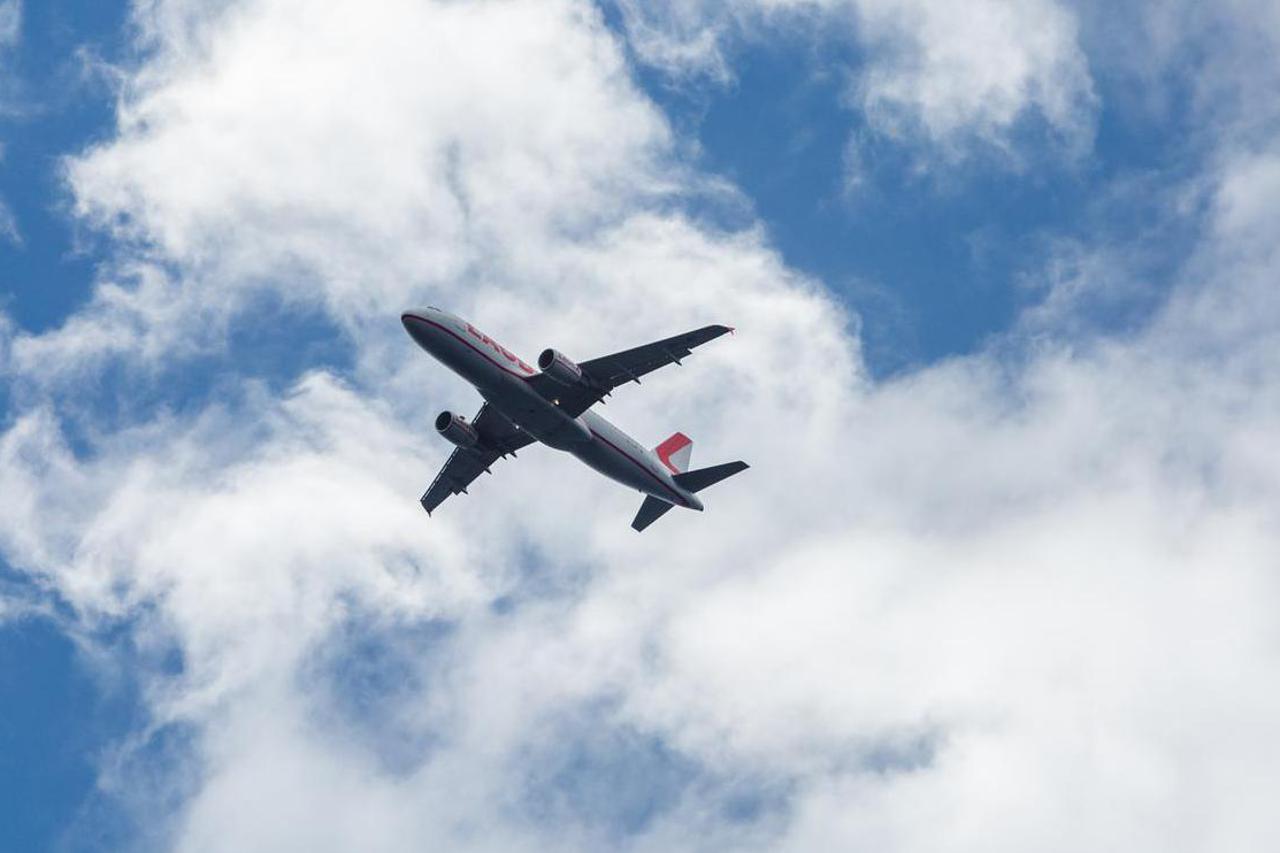 Avion zrakoplovne kompanije Lauda u preletu iznad Ždrelca