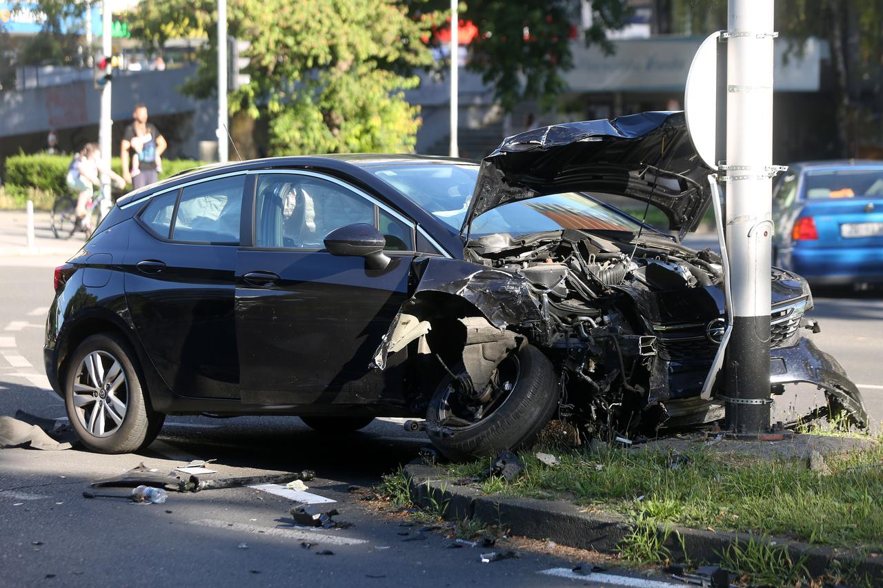 Sudar dva automobila na križanju Kombolove i Ulice Božidara Magovca u Zagrebu