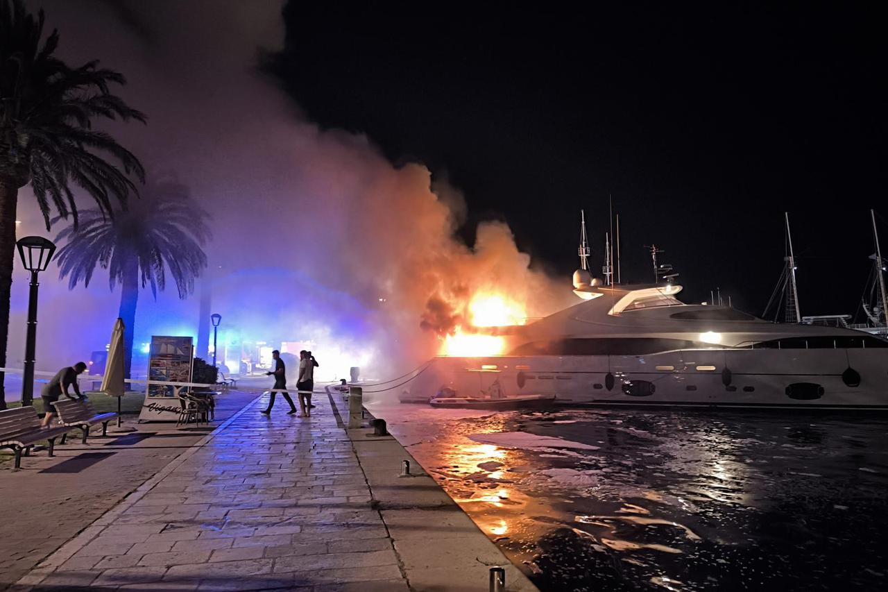 Makarska: U gradskoj luci izgorila jahta duga 24 metra