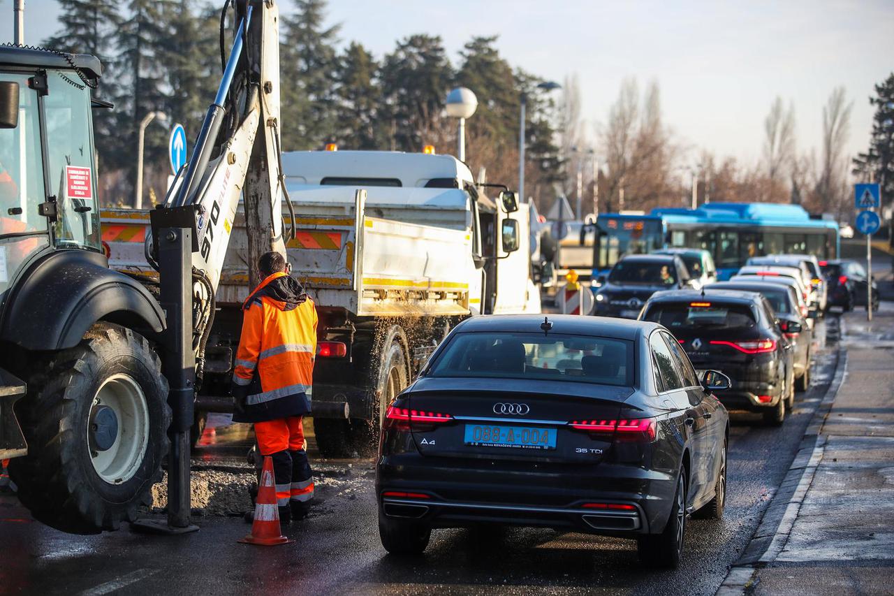 Zagreb: Radnici saniraju puknuće cijevi na Bijeničkoj cesti