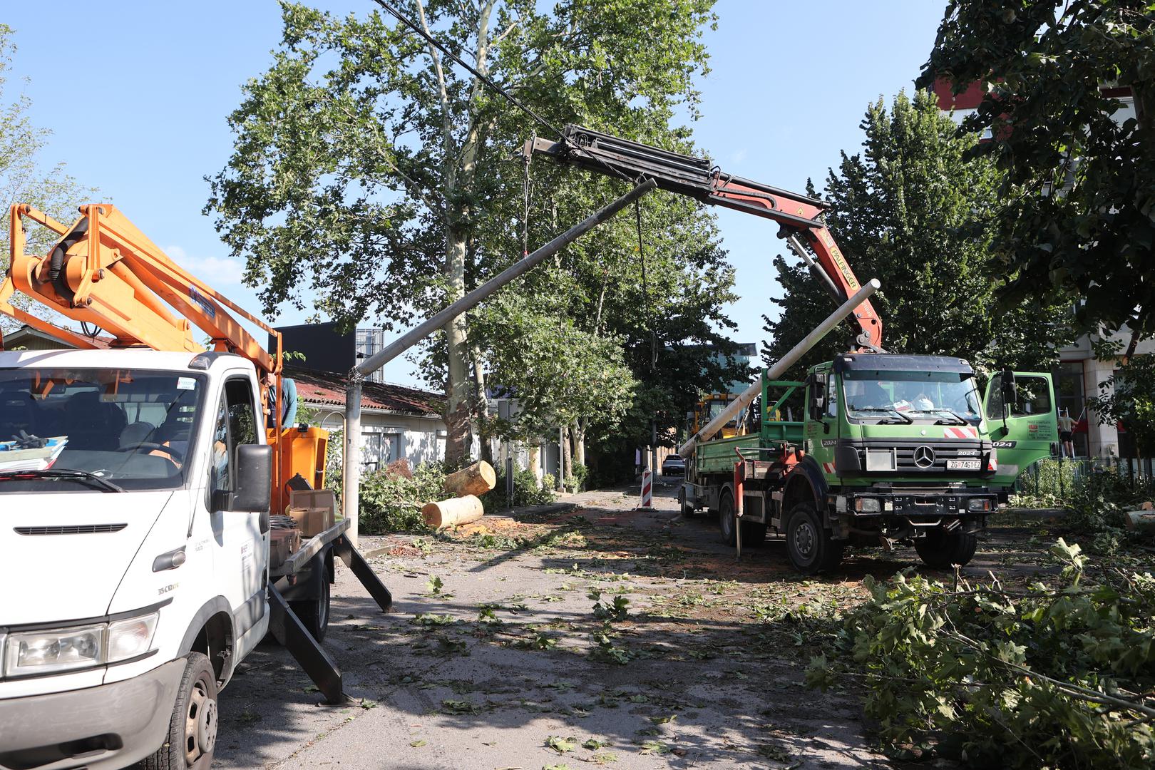 20.07.2023. Zagreb - Uklanjanje posljedica jucerasnjeg nevremena na Trnjanskoj cesti  Photo: Marko Prpic/PIXSELL