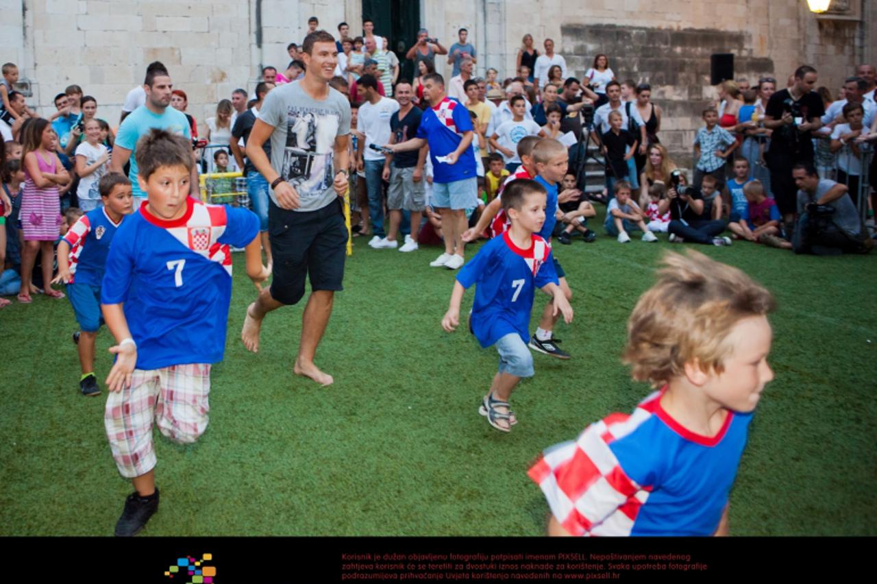 '02.06.2012., Ispred Knezevog dvora, Dubrovnik - Pocetak humanitarnog nogometnog summita, kids day. Photo: Grgo Jelavic/PIXSELL'