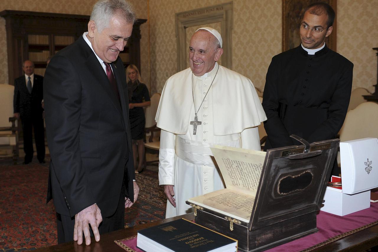 Pope Francis speaks with Serbian President Tomislav Nikolić (L) during a private audience at the Vatican September 11, 2015.  REUTERS/Giorgio Onorati/Pool